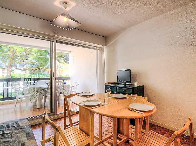 Search and Stay destination Saint-Cyprien, Occitanie - France from AU$ 123. Port d'Attache