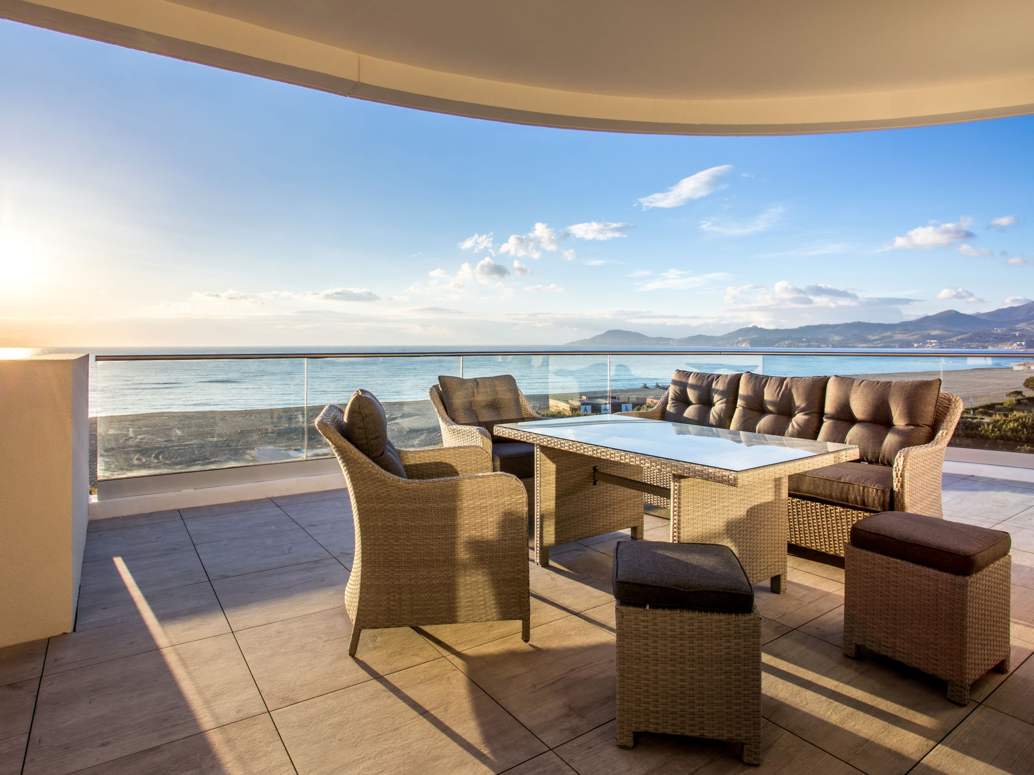 "La Palangre", appartement 3-kamers 67 m2 op de 4e verdieping, op het zuidoosten gelegen. Modern en stijlvol ingericht: woon-/eetkamer met eettafel en Sat-TV. Uitgang naar het balkon. 1 kamer met 1 2-..