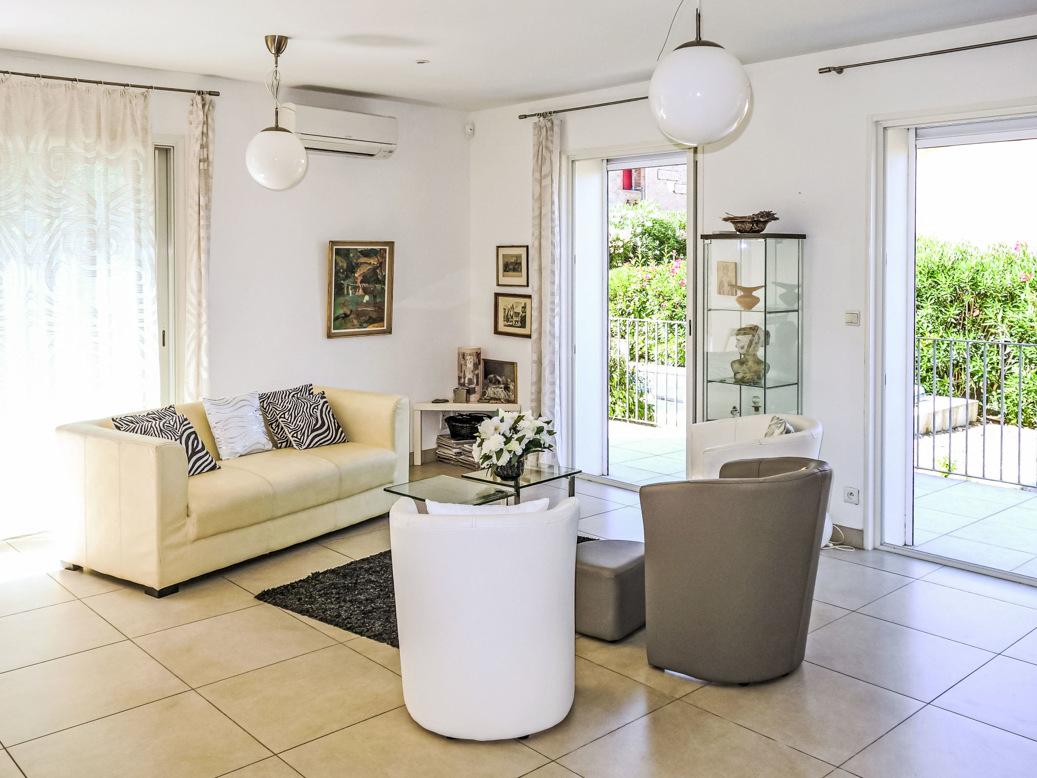 Villa Montes-Binnen