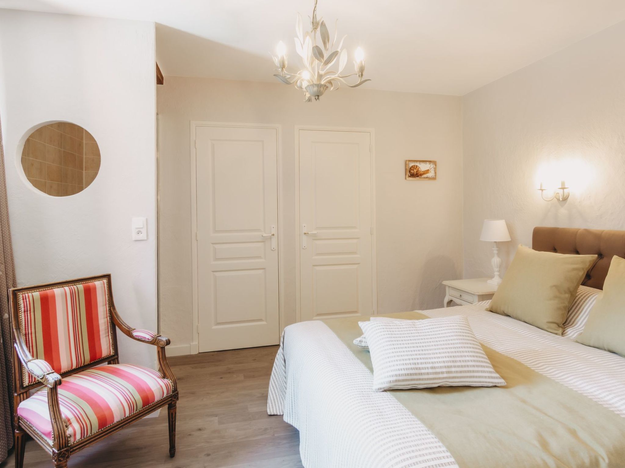 Mit Blick auf das Wasser-Drinnen