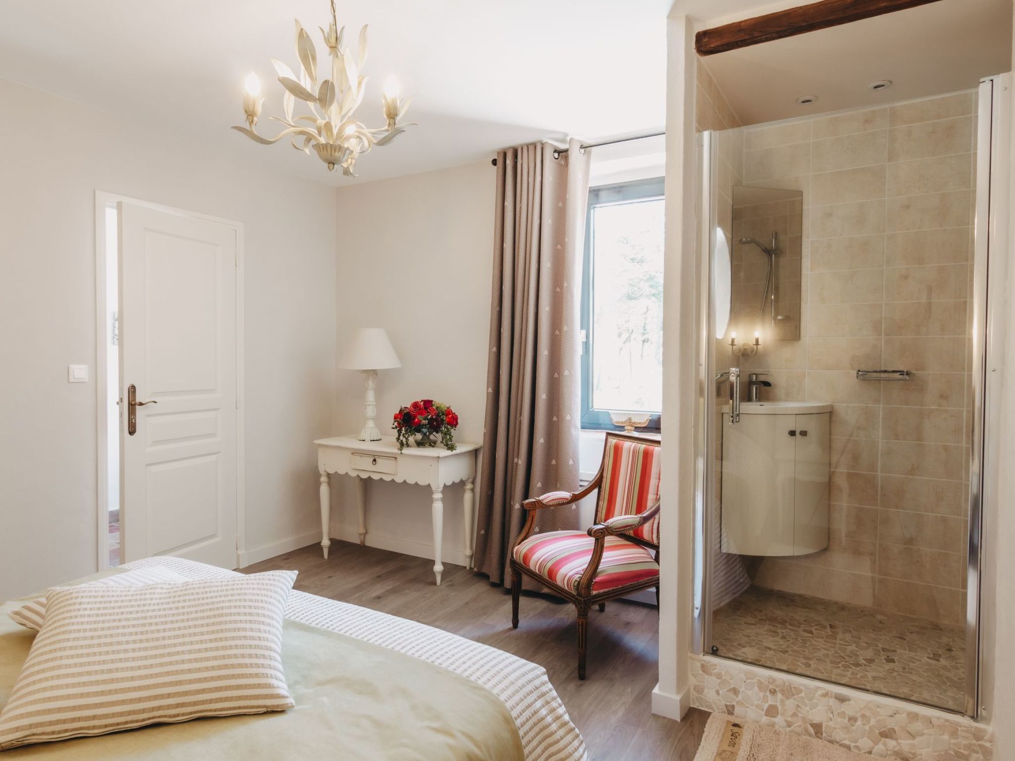 Mit Blick auf das Wasser-Drinnen