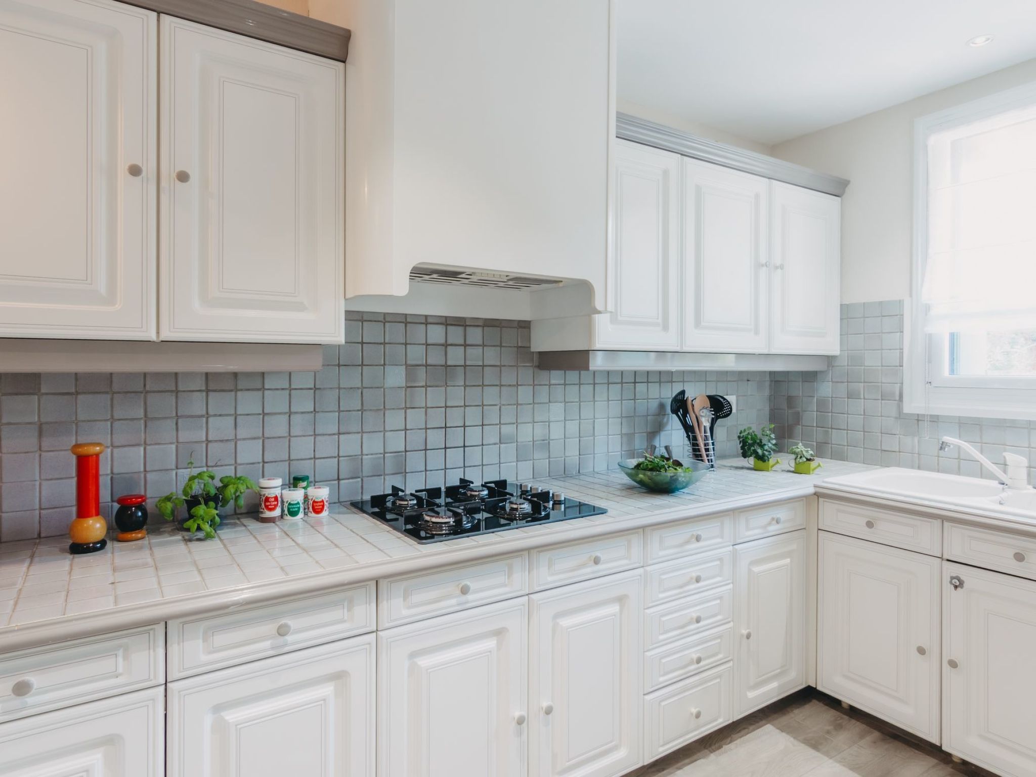 Mit Blick auf das Wasser-Drinnen