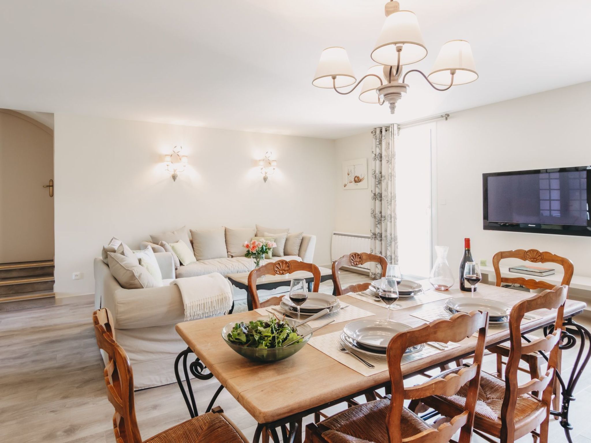 Mit Blick auf das Wasser-Drinnen