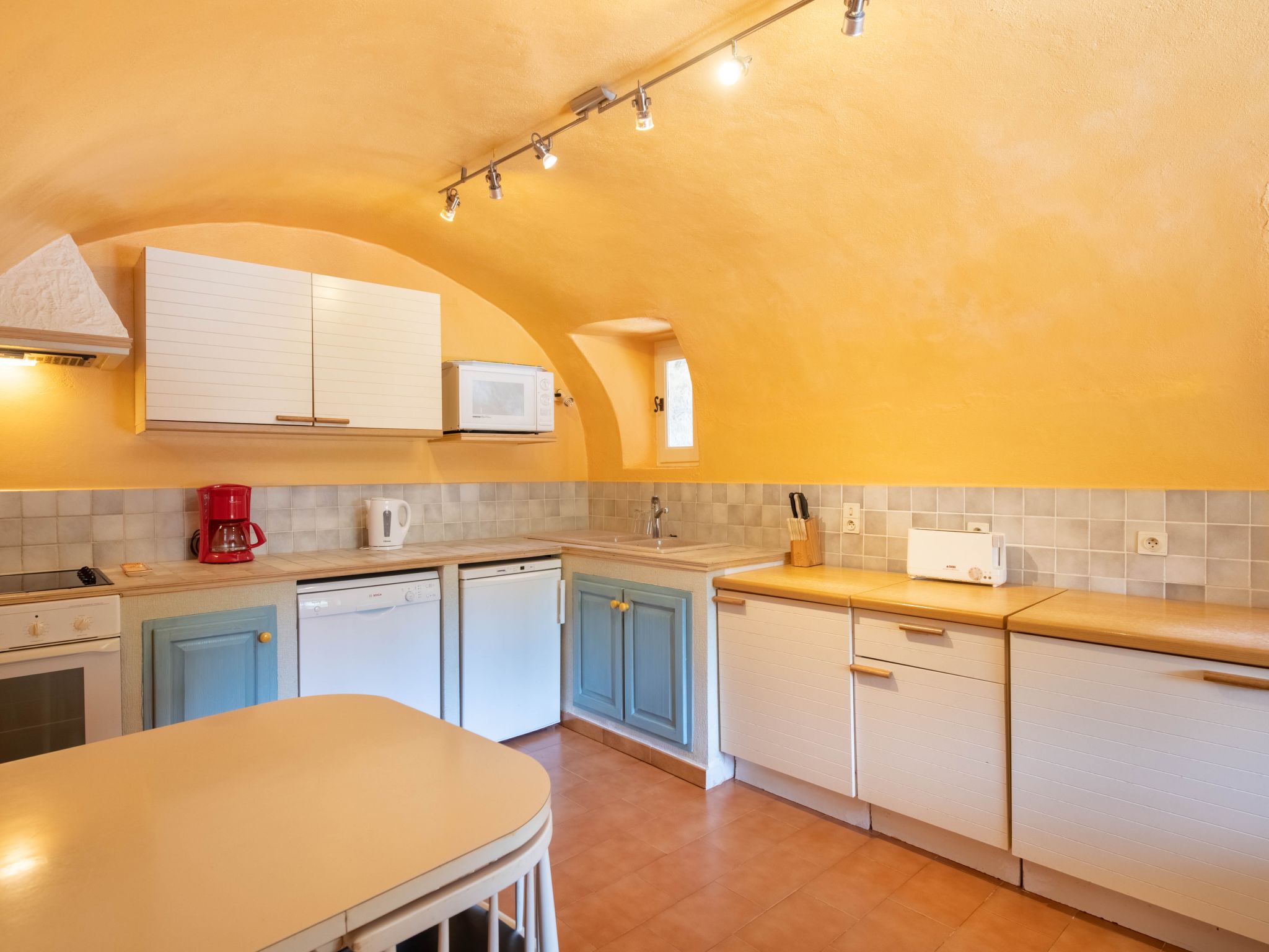Maison Mas Magot – Cuisine et coin repas, photo 22 sur 44