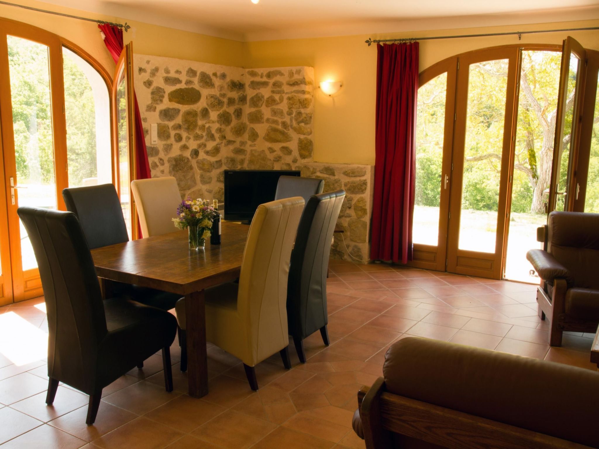 Luxuriöses Ferienhaus mit mehreren Terrassen-Binnen