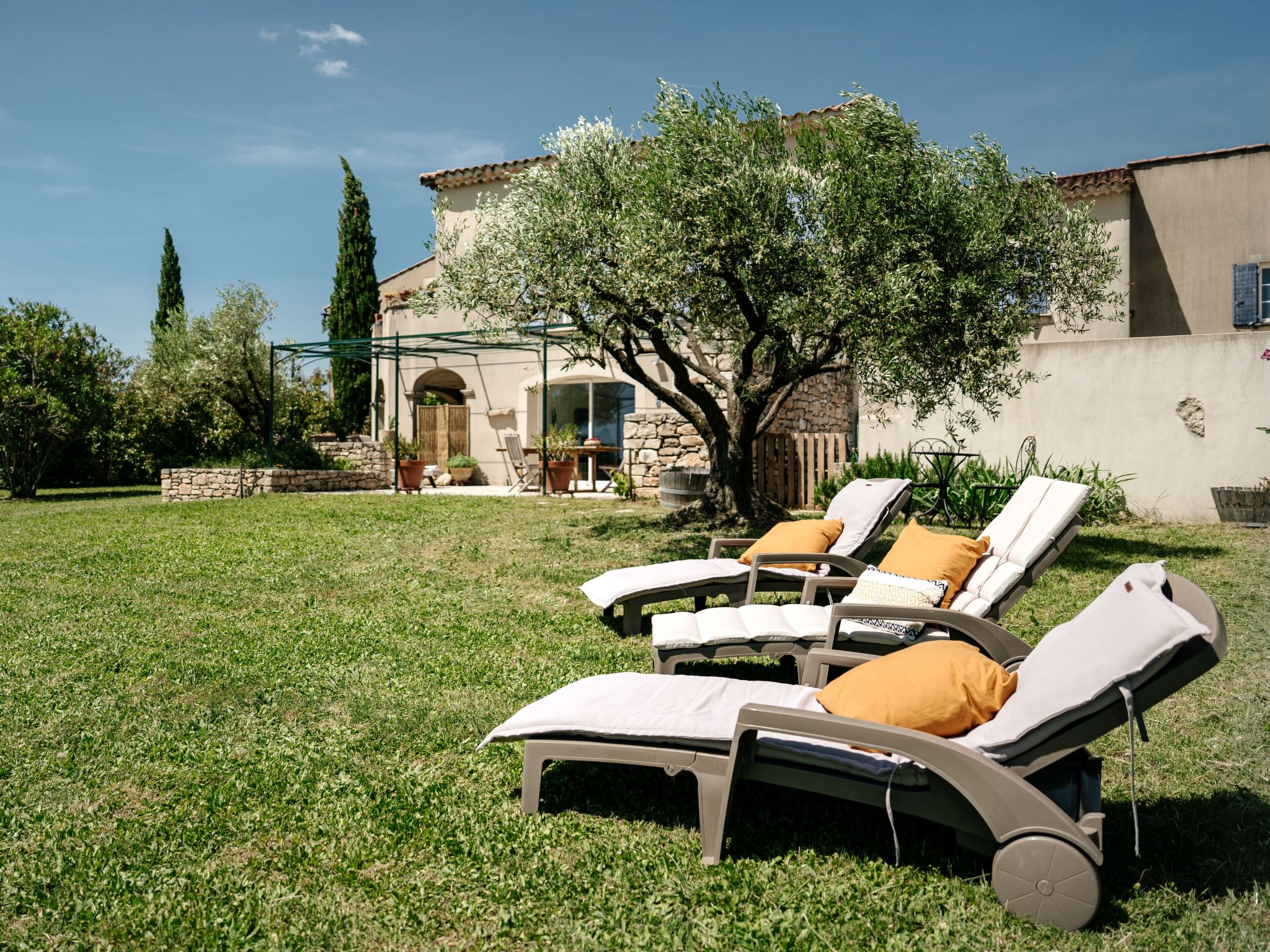 A bit of originality, away from mass tourism, an immersive wine experience. Come and discover our gîte located in the heart of a wine estate: Le domaine de Givaudan in Cavillargues. It's a comfortabl..