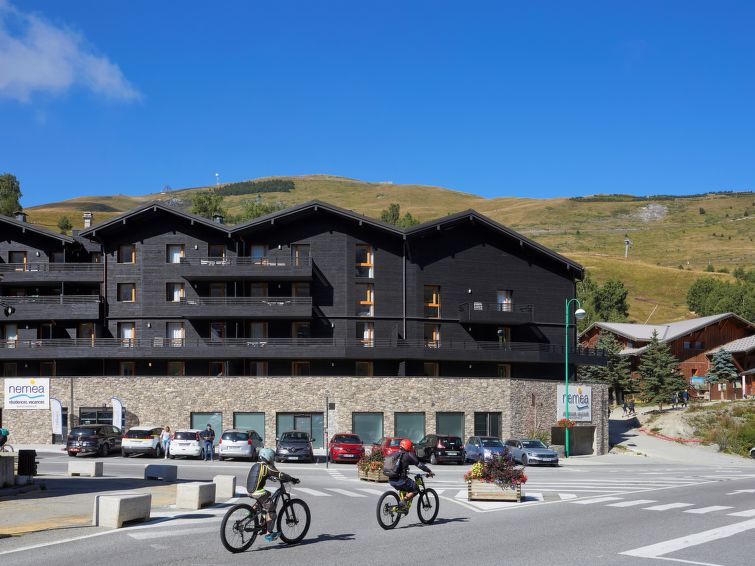 "Le Hameau", appartement 1-kamer 30 m2. Woon-/slaapkamer met 1 2-pers divanbed (140 cm, lengte 190 cm), eettafel en TV (Flatscreen TV). Uitgang naar het balkon, naar het terras. Kookhoek (afwasmachine..