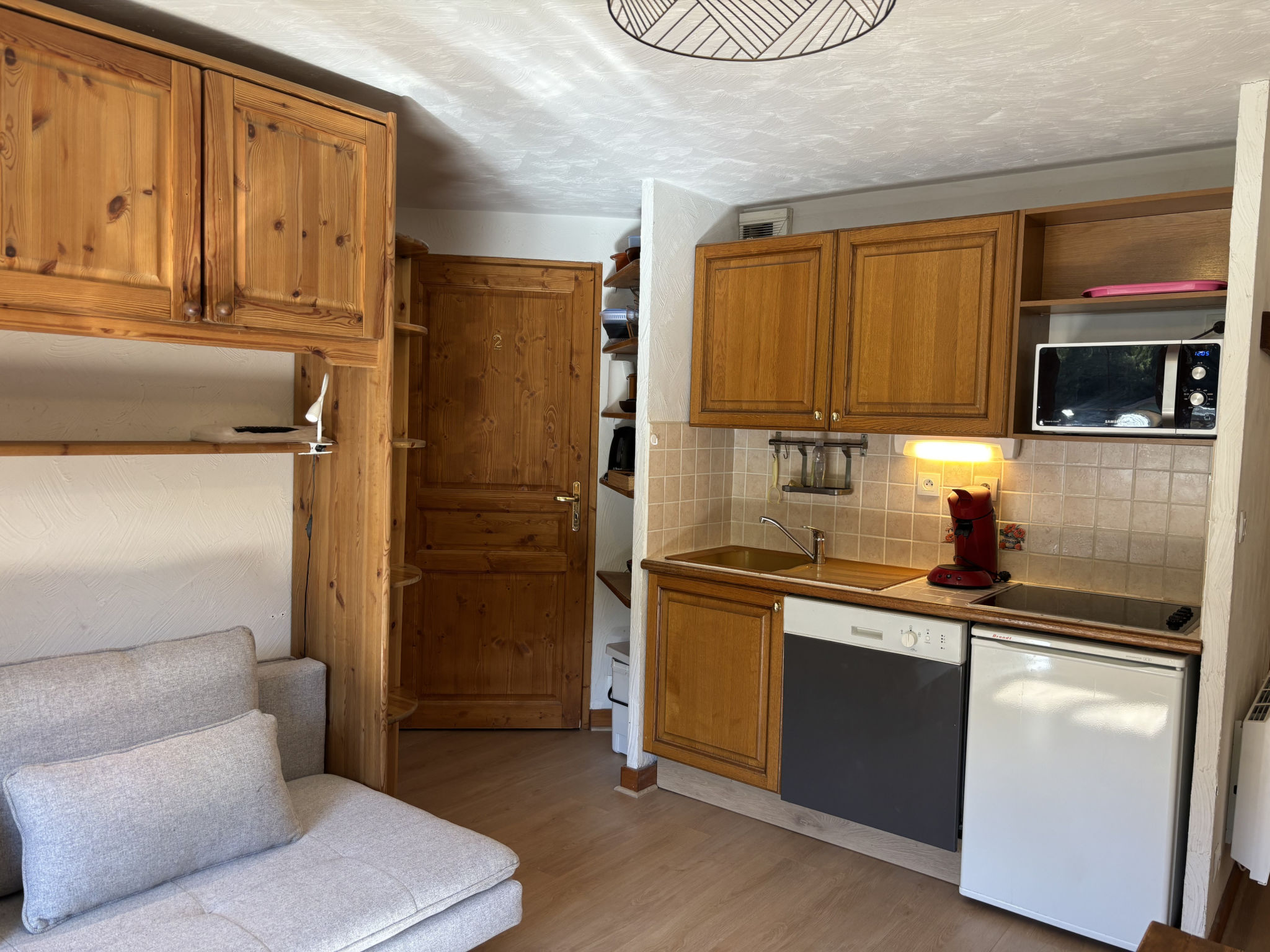 Chalets d'Or A — Kitchen / Dining Room (4 of 13)