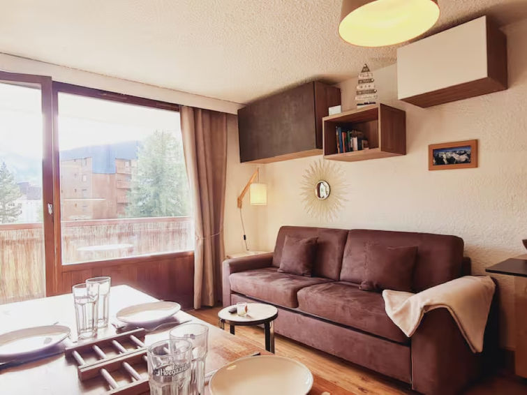 "Meijotel A", studio 1-kamer 35 m2 op de 2e verdieping. Het objekt is geschikt voor 4 volwassenen. Woonkamer met 1 divanbed, 1 2-pers bed, 1 uitschuifbaar bed en TV. Keuken (2-pits kookplaat, oven, br..