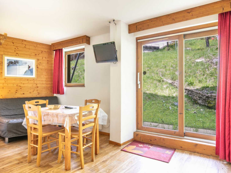 "V du Bachat Epicea B", studio 1-kamer 30 m2, op de begane grond. Het objekt is geschikt voor 4 volwassenen. Woonkamer met 2 bedden, 1 divanbed, 1 uitschuifbaar bed en TV. Open keuken (2-pits kookplaa..