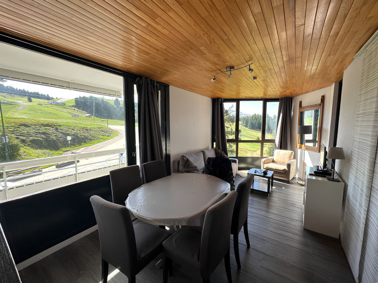 "Lauzière", appartement 2-kamers 39 m2 op de 3e verdieping. Het objekt is geschikt voor 6 volwassenen. Woonkamer met 1 divanbed en 1 x 1 stapelbedden, 1 uitschuifbaar bed en TV. 1 kamer met 1 2-pers ..
