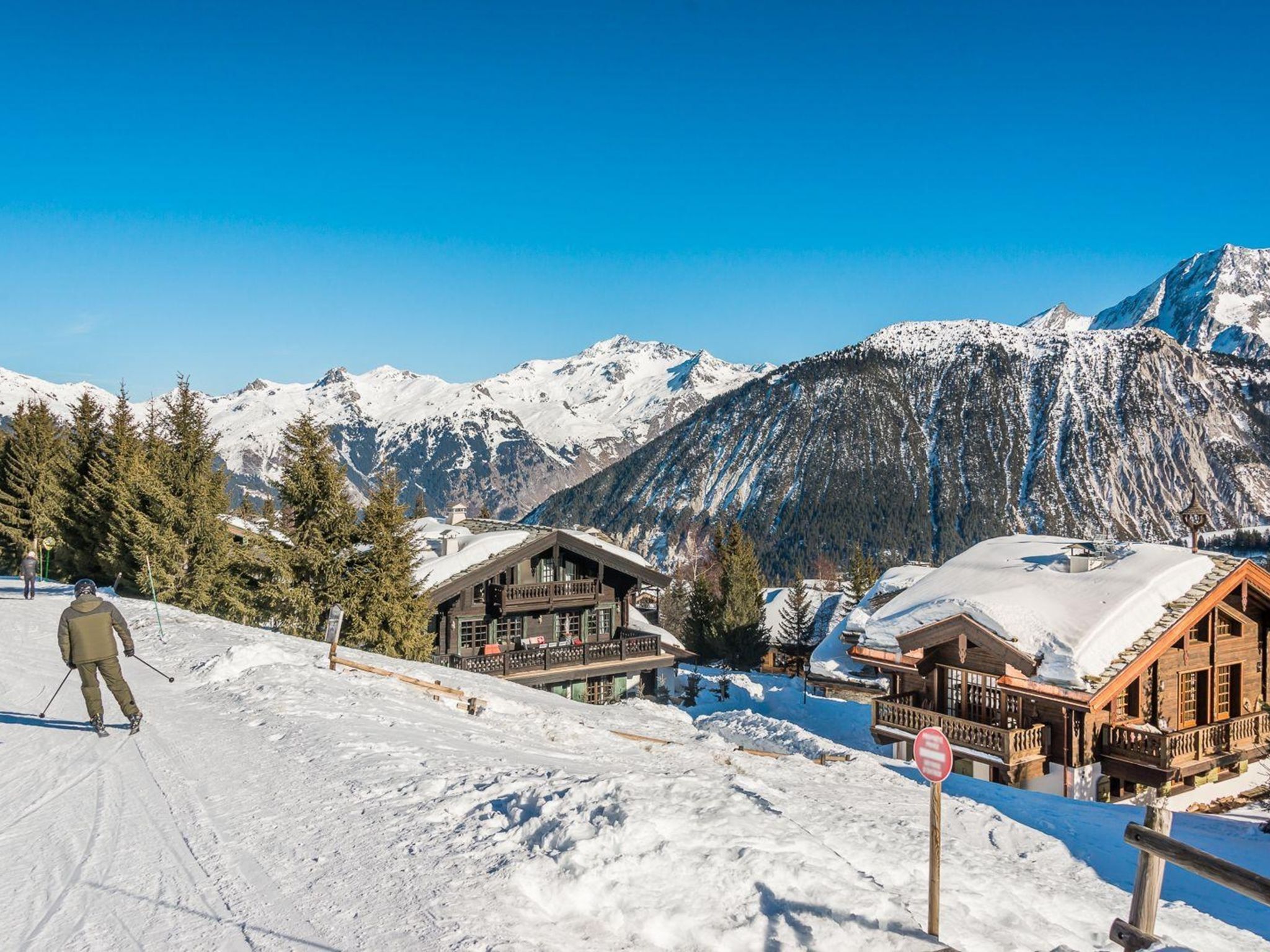 Chalet 7-kamers 400 m2. Woonkamer met TV. 1 kamer met 1 2-pers bed, bad/douche/bidet/WC en hot tub. 1 kamer met 1 2-pers bed, bad/douche/bidet/WC en hot tub. 1 kamer met 1 2-pers bed, bad/douche/bidet..