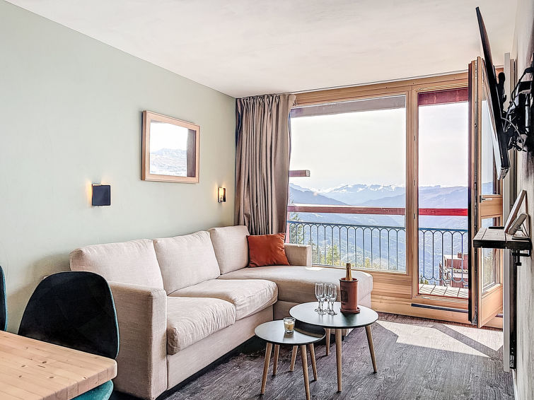 Appartement 2-kamers 38 m2 op de 3e verdieping. Gerenoveerd, comfortabel en smaakvol ingericht: woon-/eetkamer met TV (Flatscreen TV). Uitgang naar het balkon, op het zuidwesten. Doorloopkamer met 1 x..