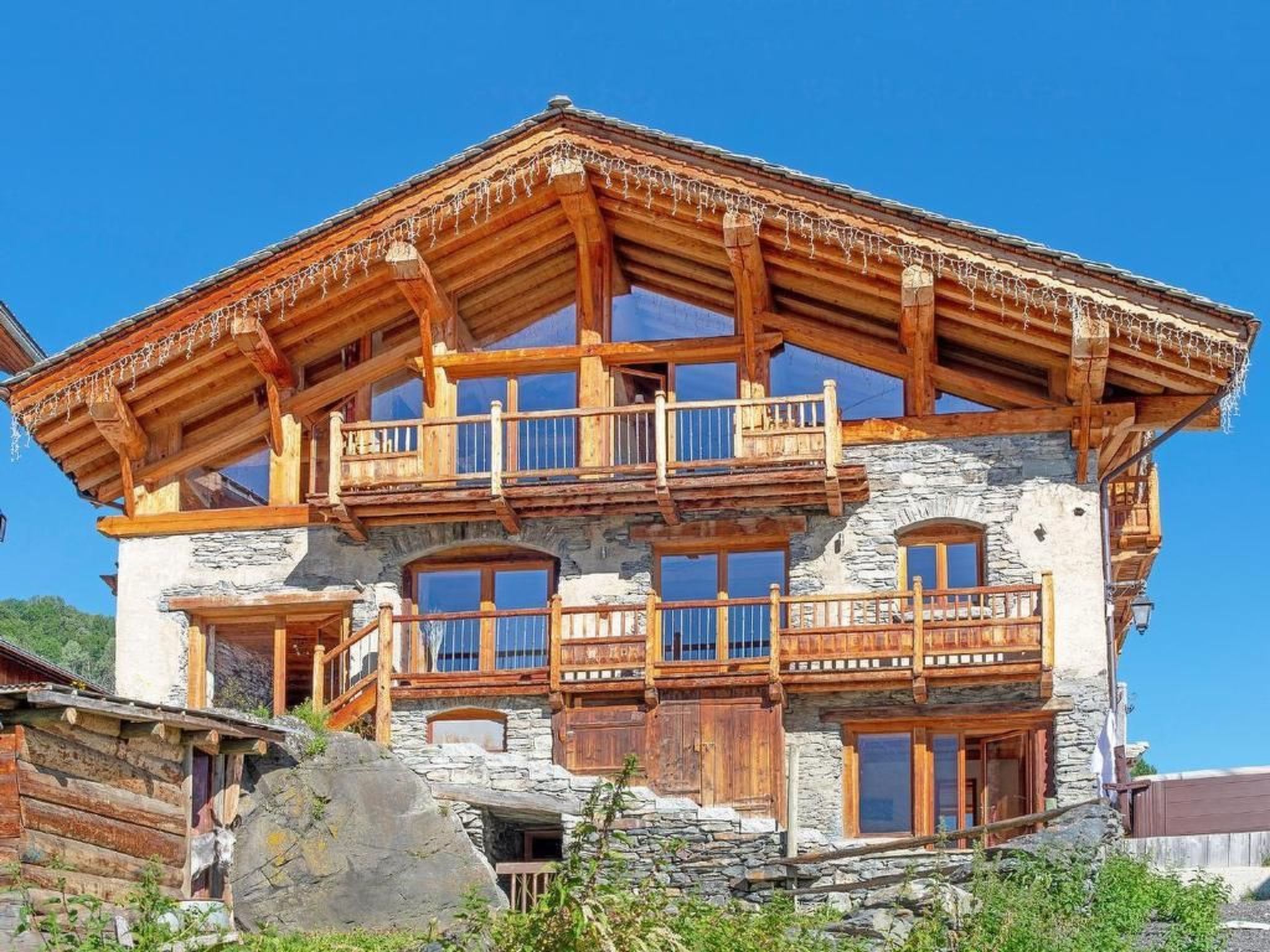 Chalet Farmhouse - Outside