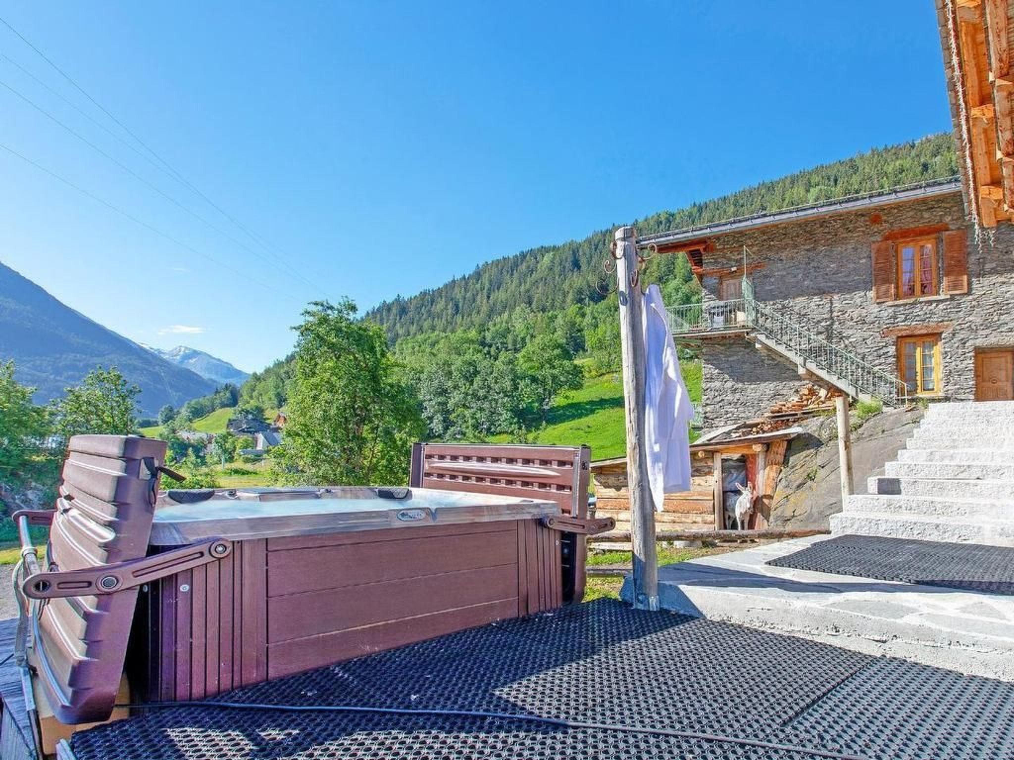 Chalet Farmhouse - Outside