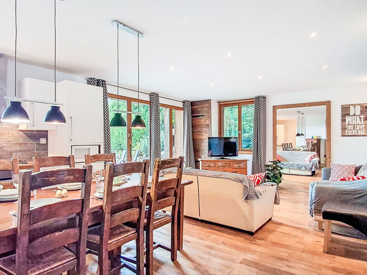 "Le Pommier 5", appartement 3-kamers 72 m2, op de begane grond, op het zuidwesten gelegen. Volledig gerenoveerd in 2025, comfortabel en mooi ingericht: woon-/eetkamer met TV en elektrische verwarming...