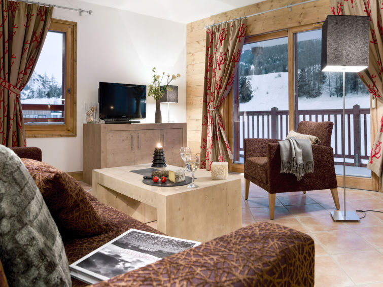 "Le Lodge des Neiges (TIG280)", appartement 3-kamers 55 tot 65 m2. Comfortabel en smaakvol ingericht: woon-/slaapkamer met 1 2-pers divanbed, eettafel en Sat-TV. Uitgang naar het balkon. 1 kamer met 1..