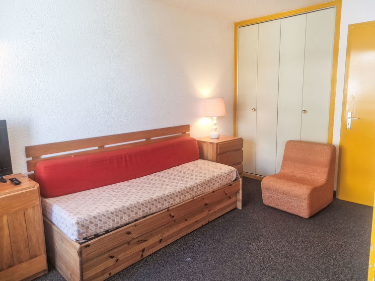 "608 Chanteneige", 2-Zimmer-Wohnung 32 m2 im 6. Stock, Ostlage. Wohn-/Esszimmer mit Schiebetür mit 2 Diwanbetten (90 cm, Länge 190 cm). 1 Zimmer mit 1 Ausziehbett (2 x 90 cm, Länge 190 cm), TV (Fla..