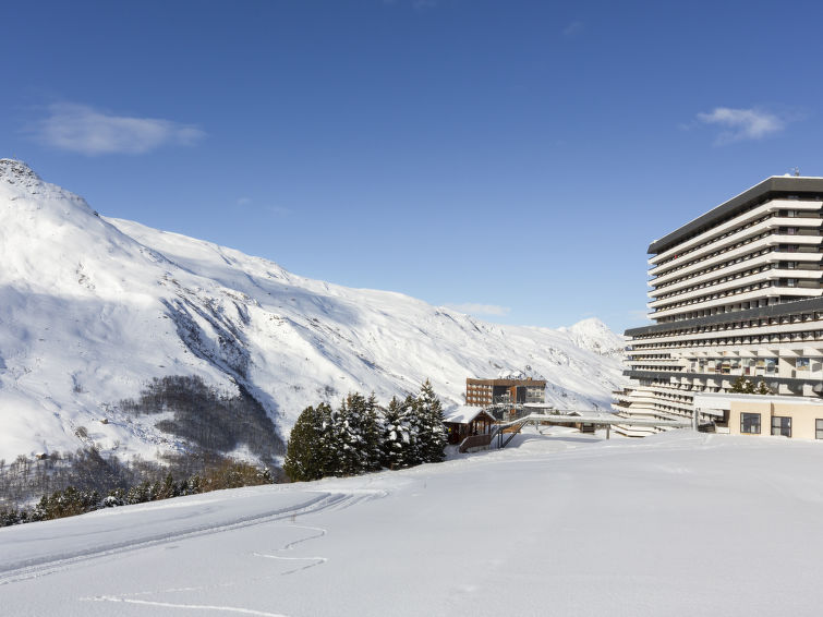 "SOWELL RESIDENCES Crêt Volant (MEN452)", appartement 1-kamer 20 tot 23 m2. Modern en stijlvol ingericht: woon-/slaapkamer met 1 2-pers divanbed, eettafel en Sat-TV. Uitgang naar het balkon. Kleine s..