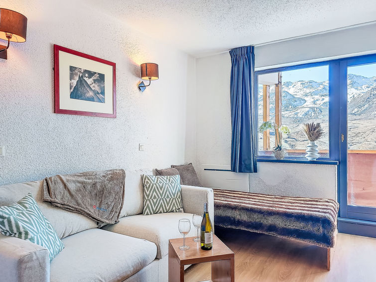 Studio 1-kamer op het noorden gelegen. Volledig gerenoveerd in 2025, doelmatig en comfortabel ingericht: woon-/eetkamer met 1 divanbed (80 cm, lengte 190 cm), 1 2-pers divanbed (1 x 140 cm, lengte 190..
