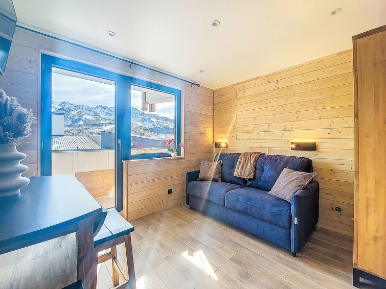Studio 1-kamer 22 m2 op de 1e verdieping, op het zuiden gelegen. Volledig gerenoveerd in 2025, doelmatig en modern ingericht: woon-/eetkamer met 1 2-pers divanbed (1 x 140 cm, lengte 190 cm), eettafel..