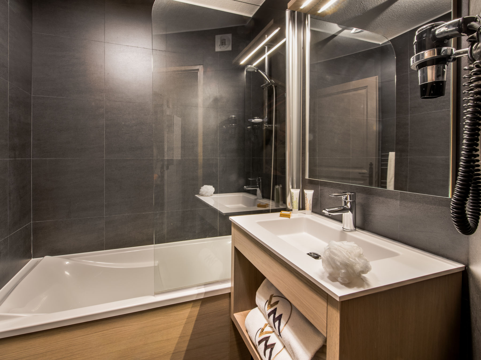 Village Montana-Drinnen