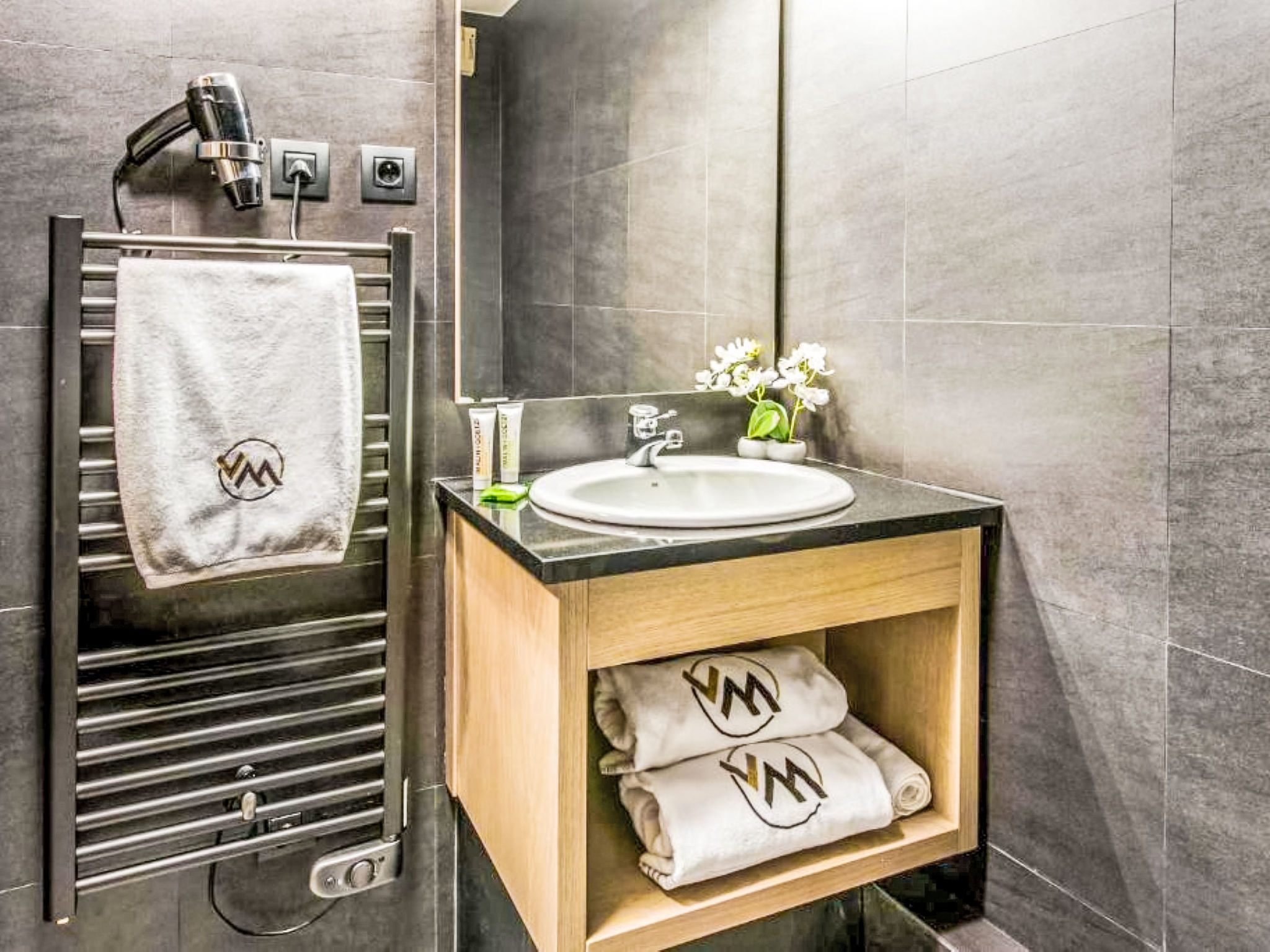 Village Montana-Drinnen