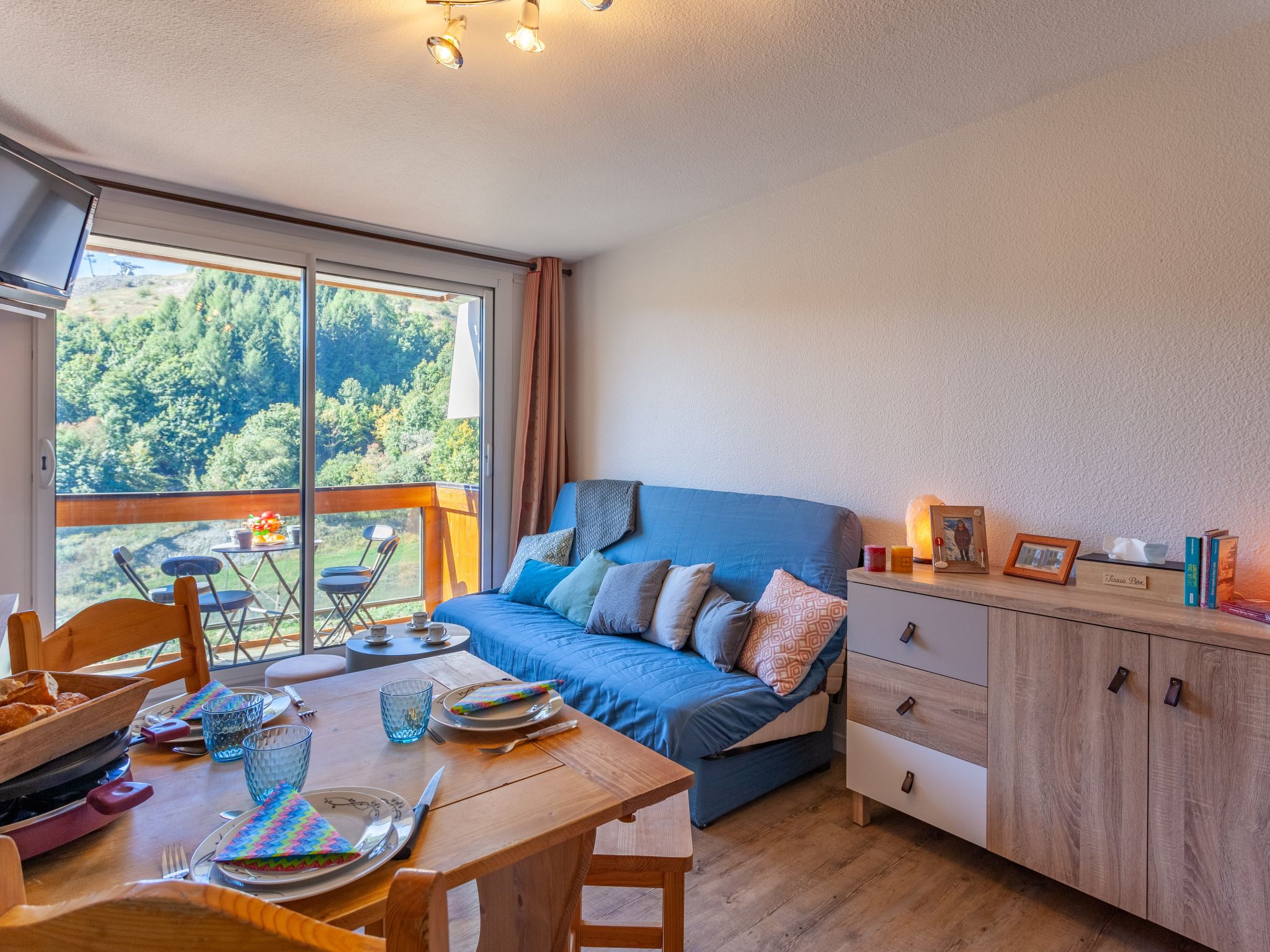 Appartement 1-kamer 22 m2 op de 13e verdieping. Mooi ingericht: woon-/eetkamer met 1 2-pers divanbed (140 cm, lengte 190 cm), 1 x 2 stapelbedden (80 cm, lengte 190 cm), TV (Flatscreen TV). Uitgang naa..