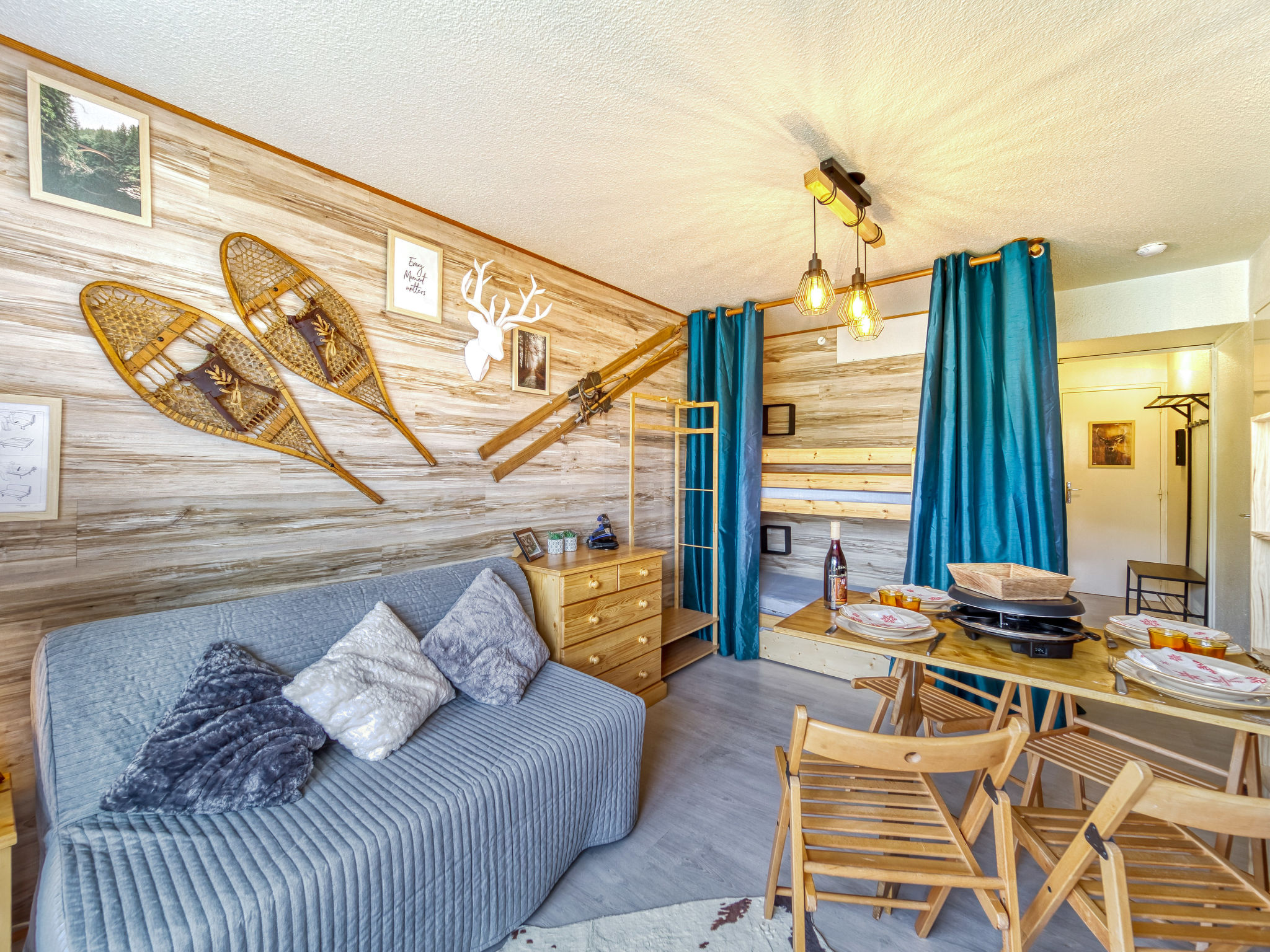 Studio 1-kamer 22 m2 op de 17e verdieping, op het zuiden gelegen. Gerenoveerd, mooi en modern ingericht: woon-/eetkamer met 1 2-pers divanbed (140 cm, lengte 190 cm), 1 x 2 stapelbedden (80 cm, lengte..