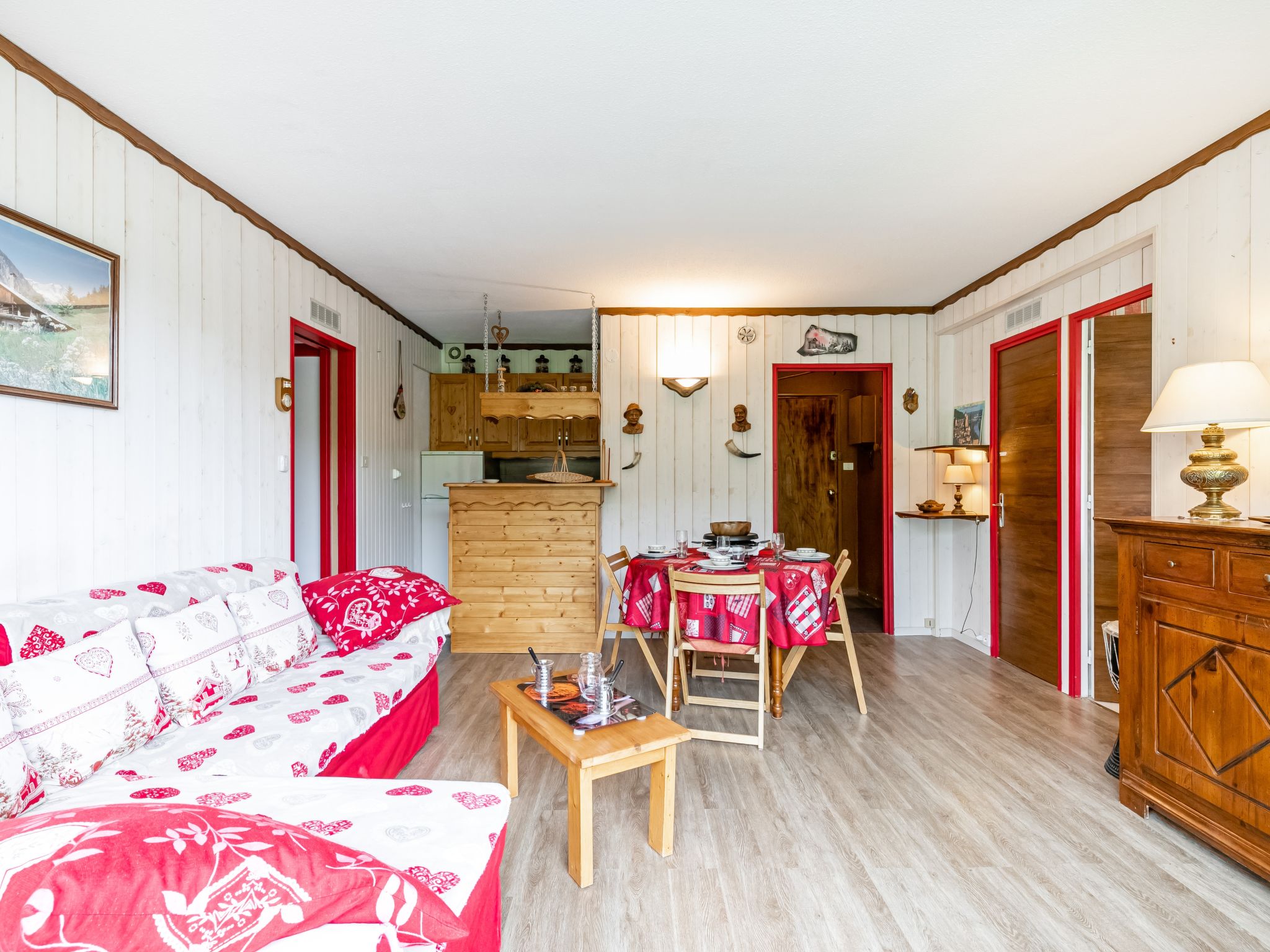 Appartement 3-kamers 35 m2 op de 9e verdieping, op het zuiden gelegen. Mooi en gezellig ingericht: woon-/eetkamer met TV (Flatscreen TV). Uitgang naar het balkon, op het zuiden. 1 kleine kamer met sch..