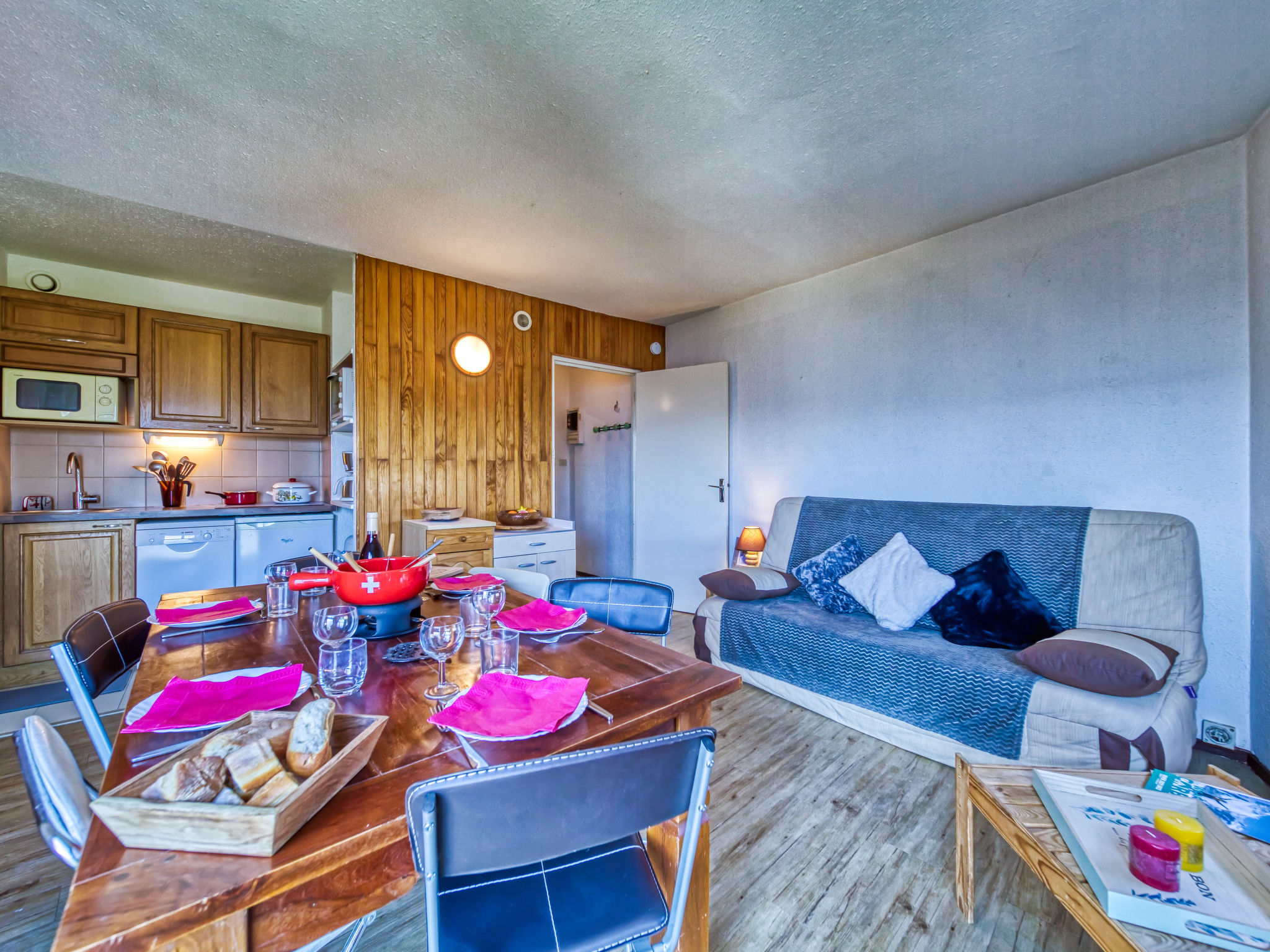 Appartement 3-kamers 42 m2 op de 5e verdieping, op het noorden gelegen. Comfortabel en gezellig ingericht: woon-/eetkamer met 1 2-pers divanbed (1 x 130 cm, lengte 190 cm), TV (Flatscreen TV), DVD. 1 ..