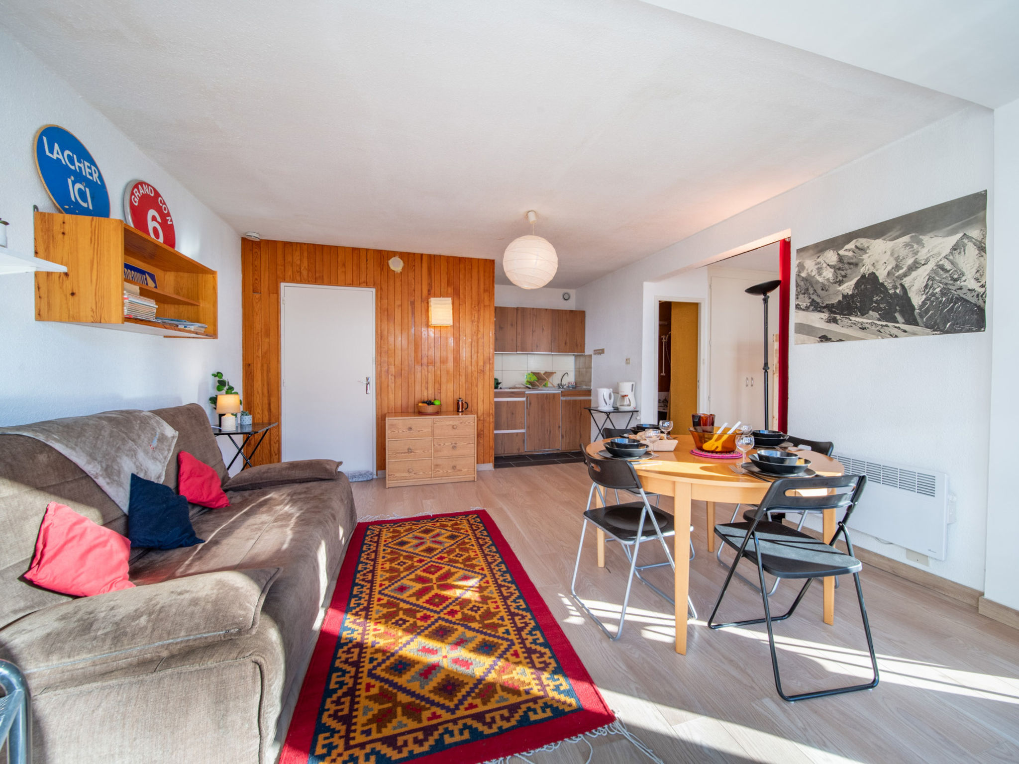 Studio 1-kamer 34 m2 op de 3e verdieping. Eenvoudig ingericht: woon-/slaapkamer met 1 2-pers divanbed (140 cm, lengte 190 cm), TV (Flatscreen TV). Uitgang naar het balkon. Slaapnis met gordijn met 1 x..