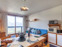 Appartement direct aan de piste met verwarmd zwembad in Le Corbier - thumbnail 1