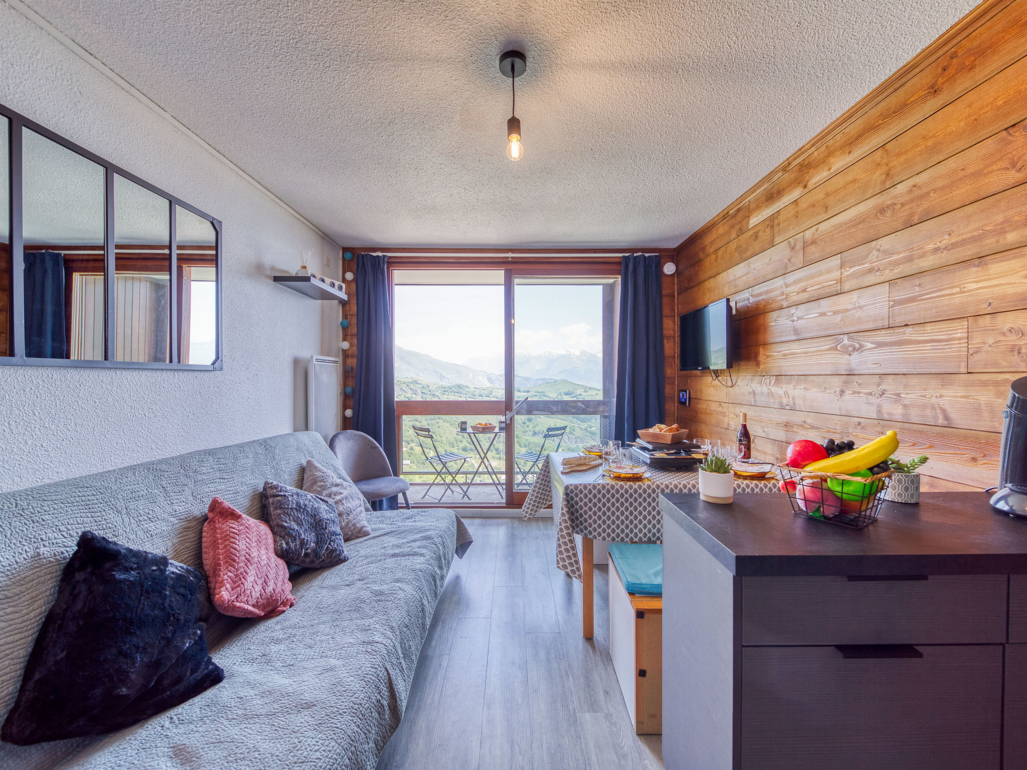 Appartement 1-kamer 22 m2 op de 14e verdieping. Volledig gerenoveerd in 2023, mooi en modern ingericht: woon-/eetkamer met 1 2-pers divanbed (1 x 140 cm, lengte 190 cm), TV (Flatscreen TV). Uitgang na..