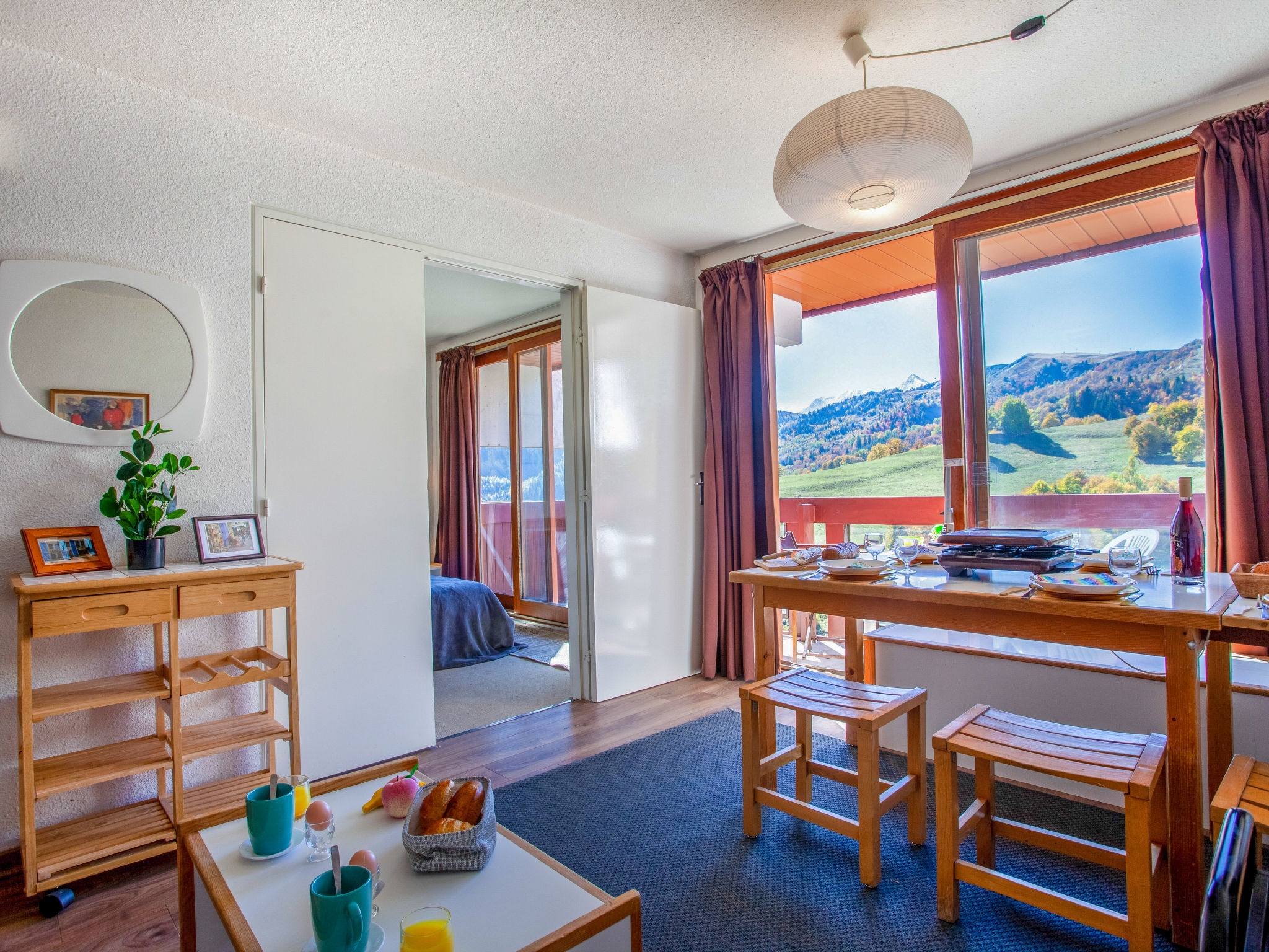 Appartement 2-kamers 36 m2 op de 18e verdieping, op het zuiden gelegen. Mooi ingericht: woon-/eetkamer met 2 bedden (80 cm, lengte 190 cm), TV (Flatscreen TV). Uitgang naar het balkon, op het zuiden. ..