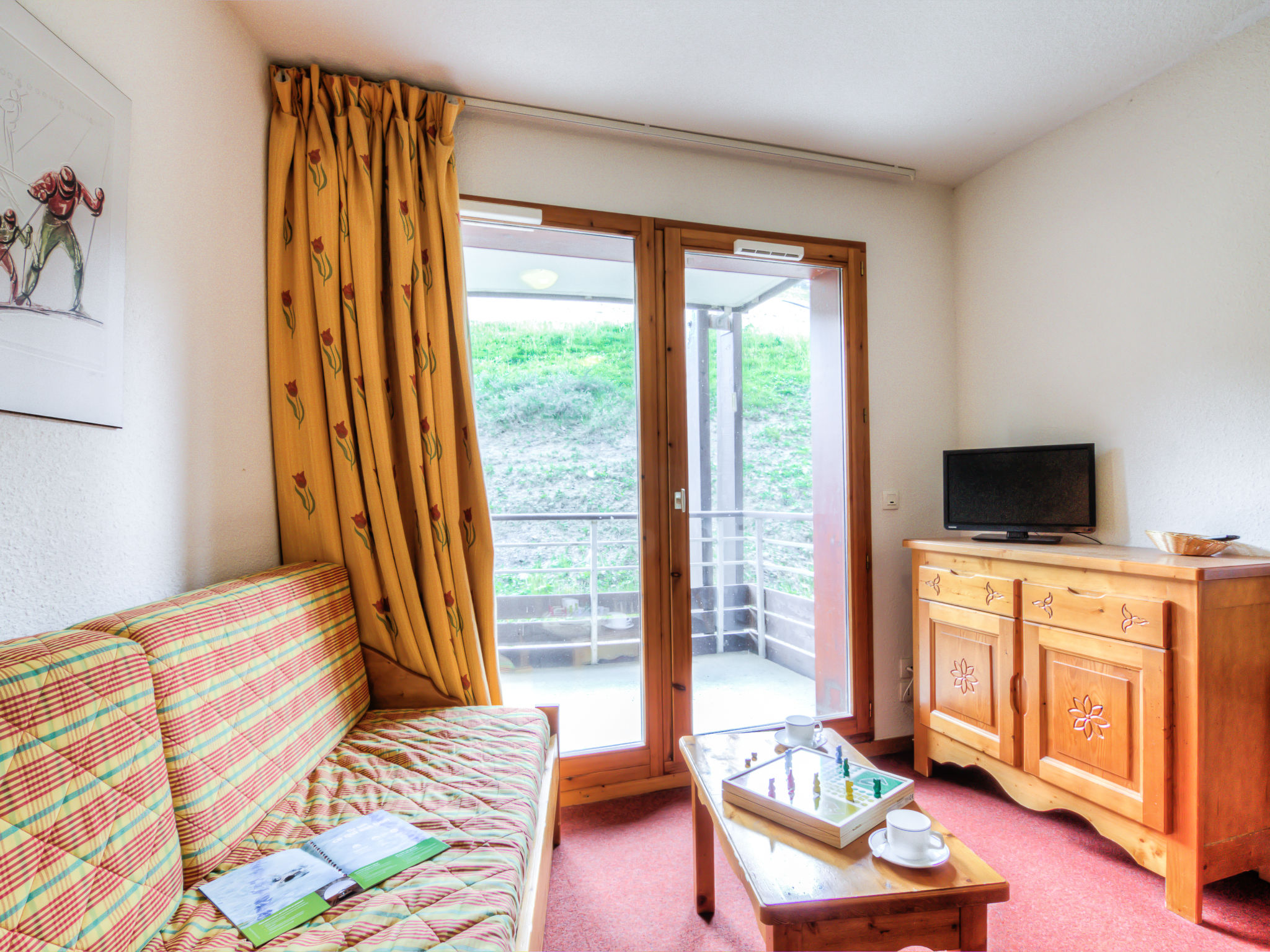 "Bâtiment A", appartement 2-kamers 32 m2 op de 1e verdieping, op het zuiden gelegen. Eenvoudig ingericht: woon-/eetkamer met 1 uitschuifbaar bed (2 pers. 2 x 80 cm, lengte 190 cm), TV (Flatscreen TV)..