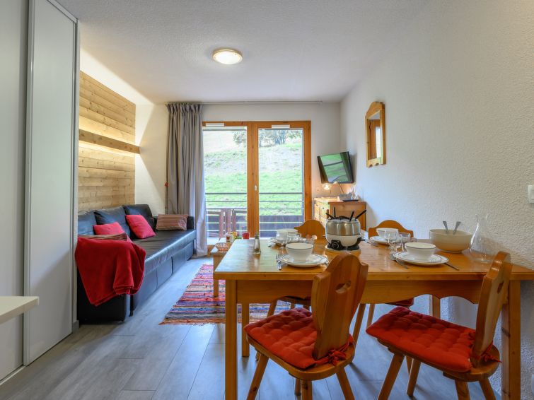 "Bâtiment A", appartement 2-kamers 32 m2 op de 3e verdieping, op het zuiden gelegen. Eenvoudig ingericht: woon-/eetkamer met 1 2-pers divanbed (140 cm, lengte 200 cm), TV en Flatscreen TV. Uitgang na..