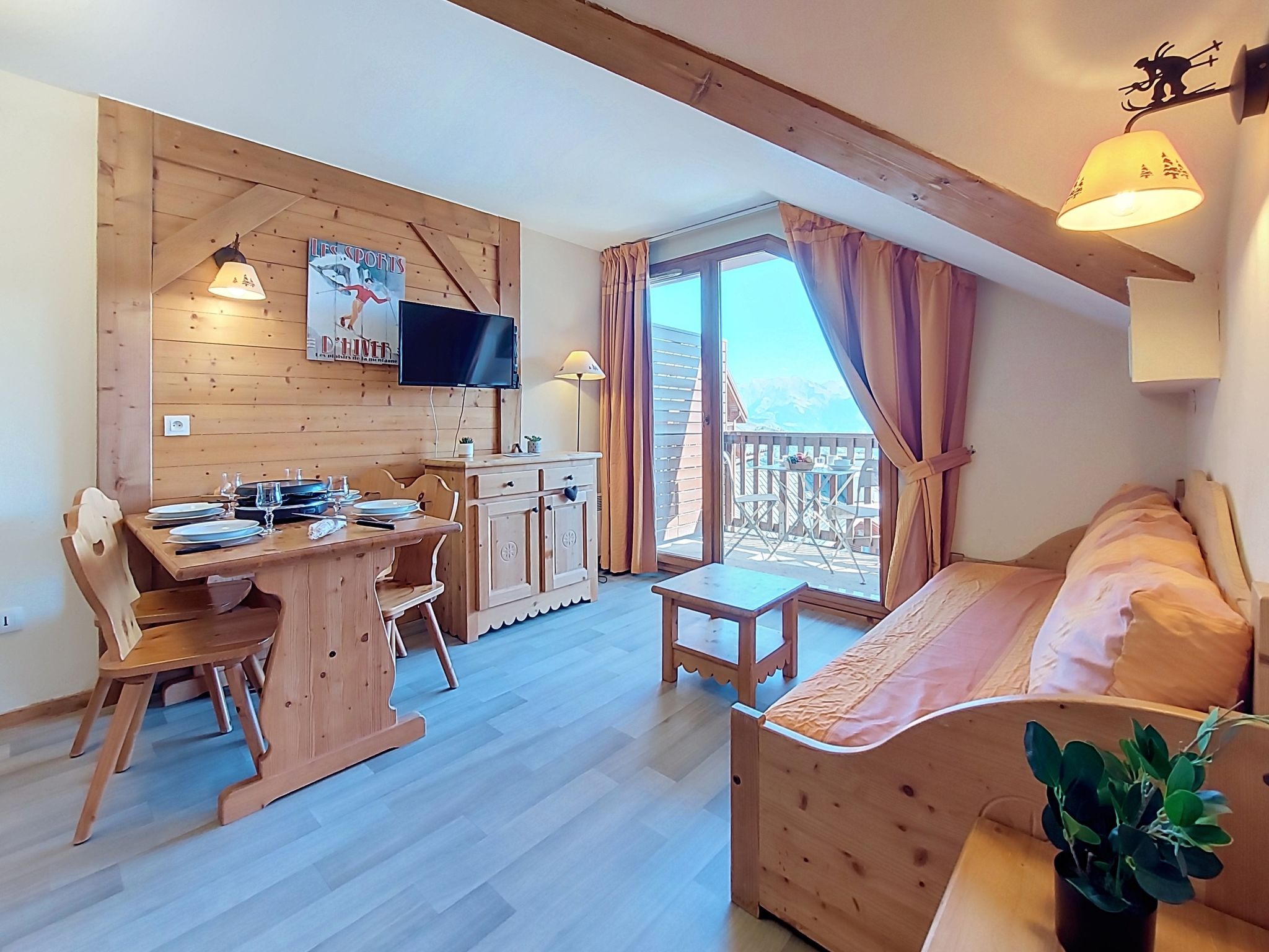 Appartement 2-kamers 32 m2 op de 7e verdieping, op het noorden gelegen. Eenvoudig ingericht: woon-/eetkamer met 1 uitschuifbaar bed (2 pers. 2 x 80 cm, lengte 190 cm), TV (Flatscreen TV). Uitgang naar..