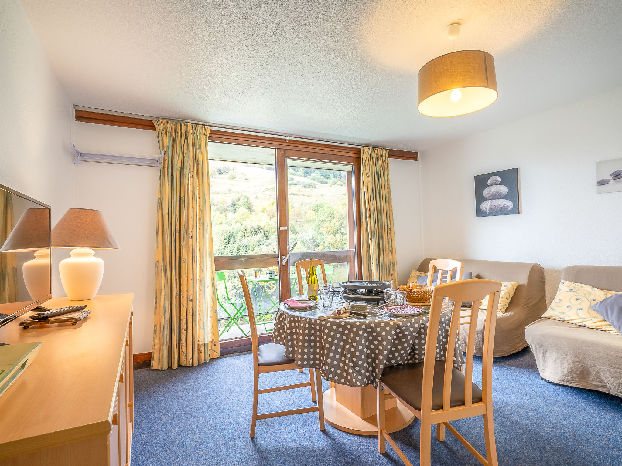 Appartement 2-kamers 32 m2 op de 14e verdieping, op het zuiden gelegen. Eenvoudig ingericht: woon-/eetkamer met 1 2-pers divanbed (130 cm, lengte 190 cm), TV (Flatscreen TV). Uitgang naar het balkon, ..