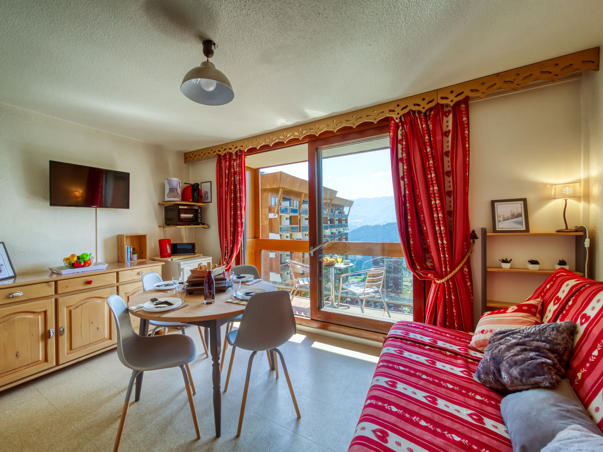 Studio 1-kamer 24 m2 op de 14e verdieping, op het noordoosten gelegen. Comfortabel en mooi ingericht: woon-/eetkamer met 1 2-pers divanbed (140 cm, lengte 190 cm), TV (Flatscreen TV). Uitgang naar het..