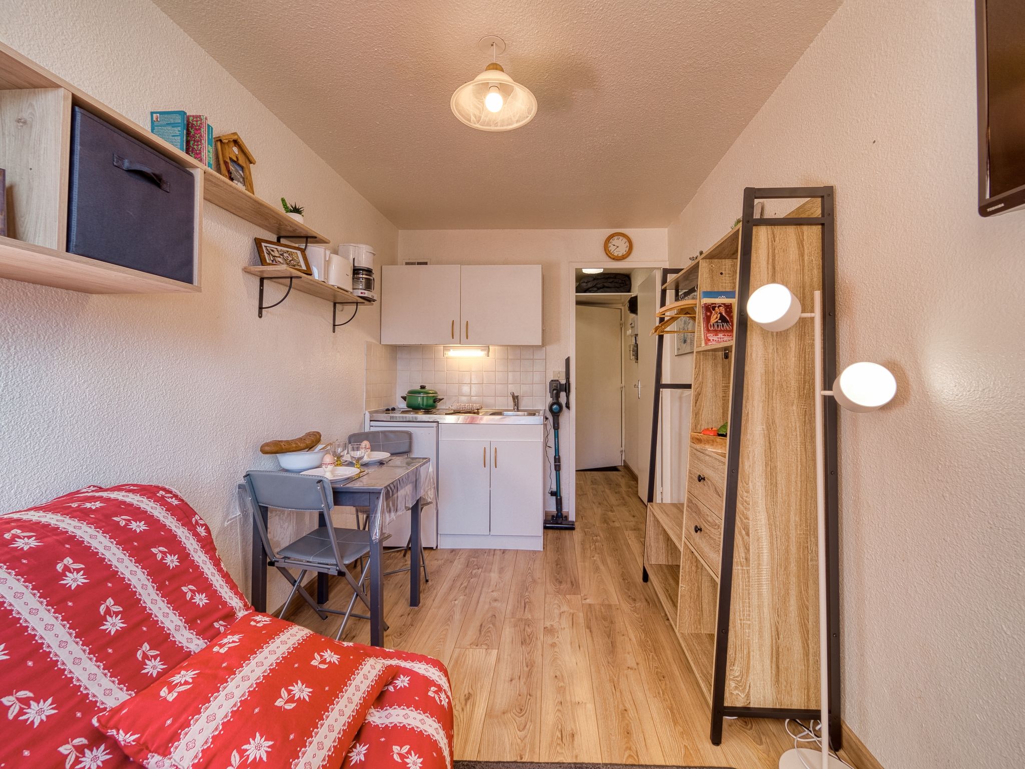 Studio 1-kamer 13 m2 op de 14e verdieping, op het zuiden gelegen. Eenvoudig en mooi ingericht: woon-/slaapkamer met 1 2-pers divanbed (140 cm, lengte 190 cm), TV (Flatscreen TV), radio. Kleine kookhoe..