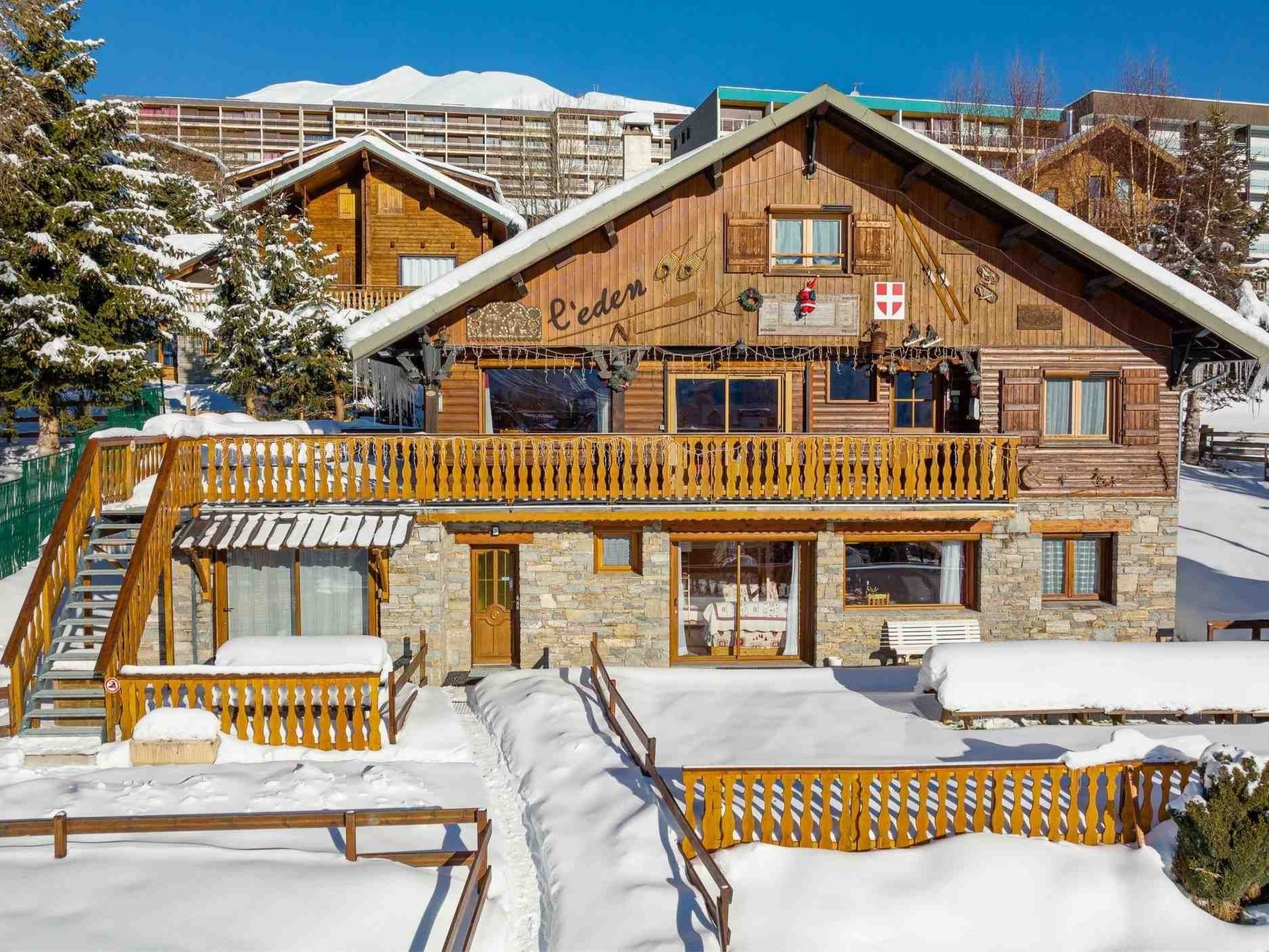 Erdgeschoss 110 m2 - 15 Personen - In der Nähe der Pisten-Dedans