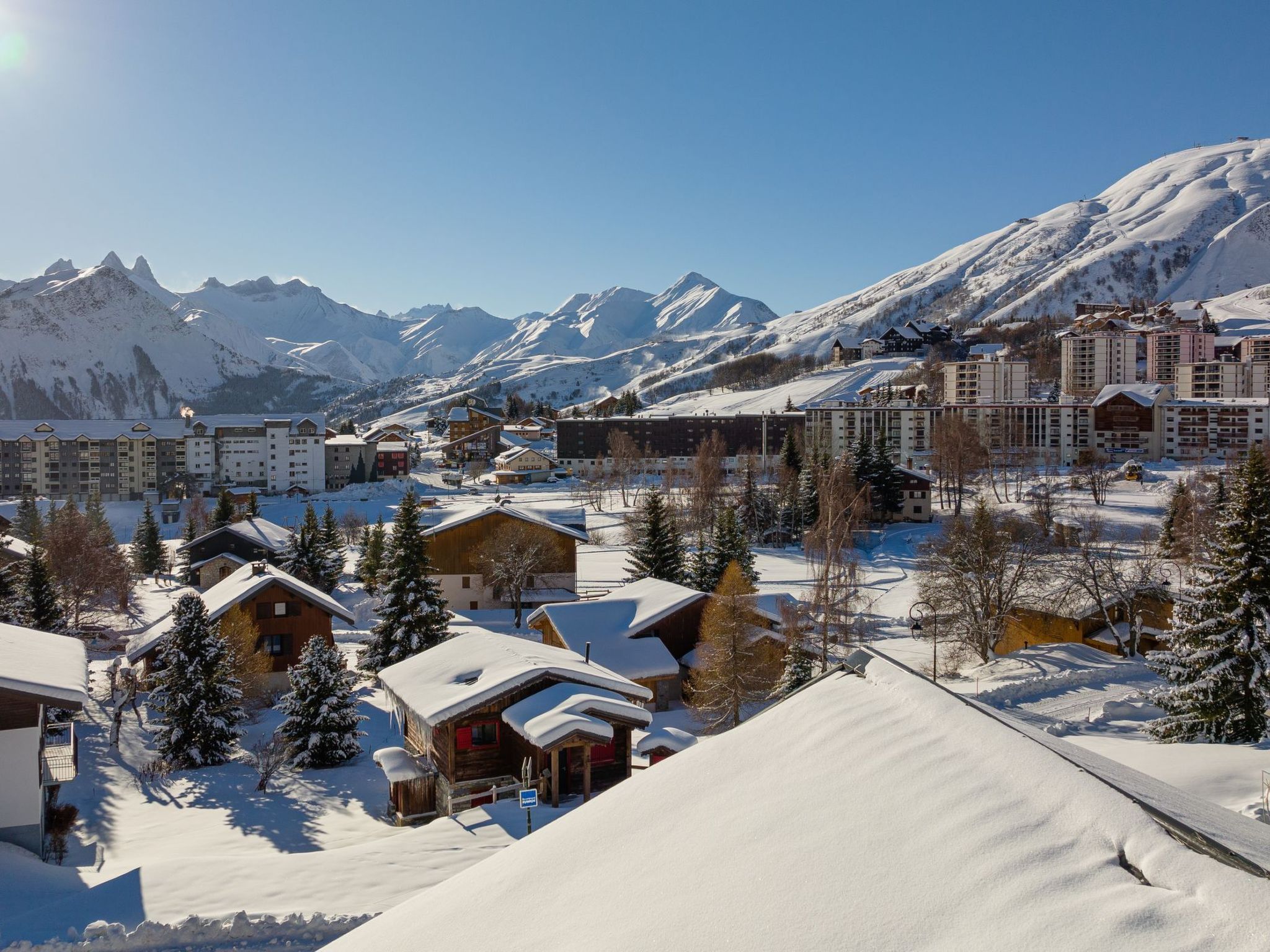 Erdgeschoss 110 m2 - 15 Personen - In der Nähe der Pisten-Dedans