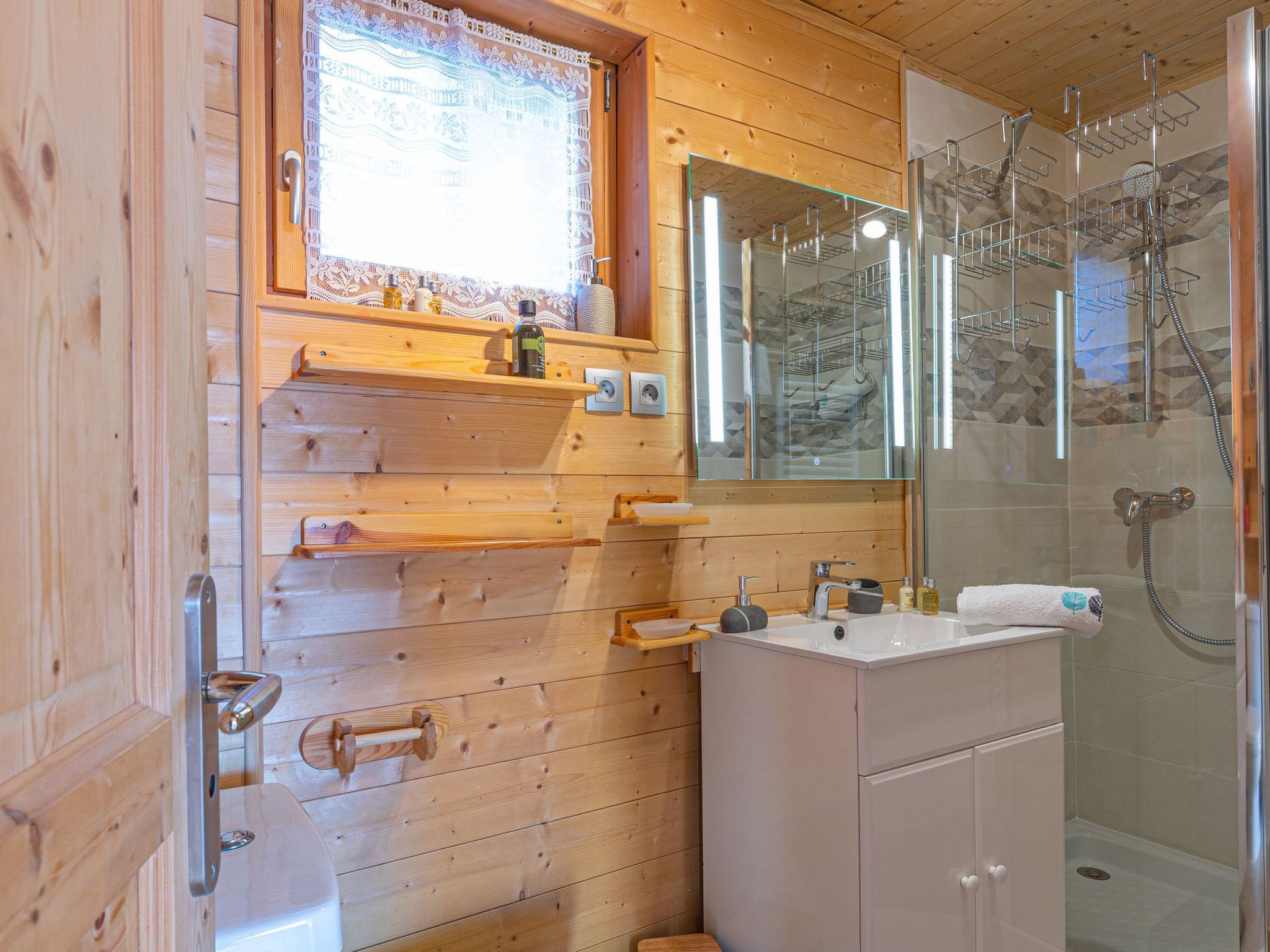 Erdgeschoss 110 m2 - 15 Personen - In der Nähe der Pisten-Dedans