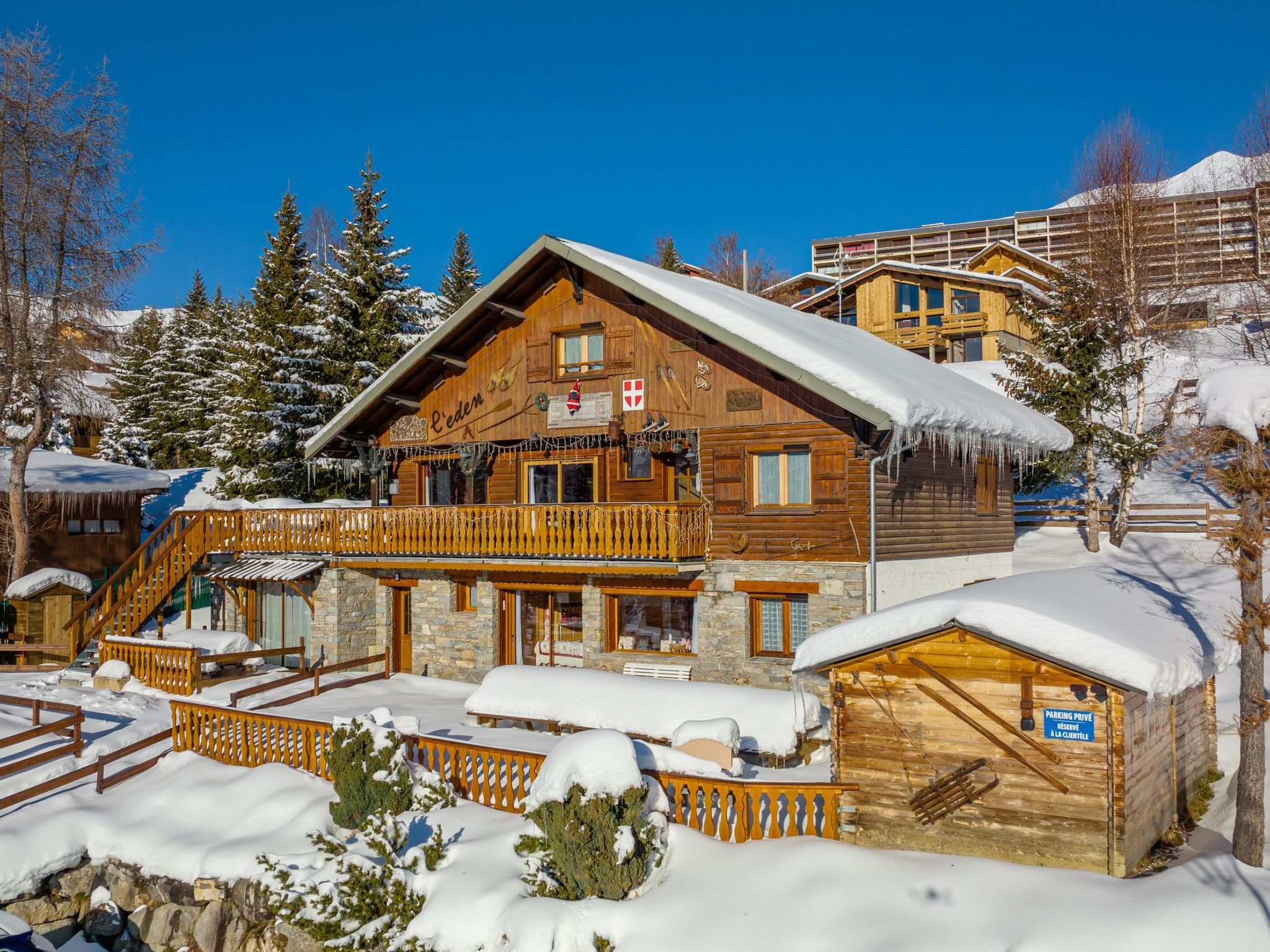 Erdgeschoss 110 m2 - 15 Personen - In der Nähe der Pisten-Dedans