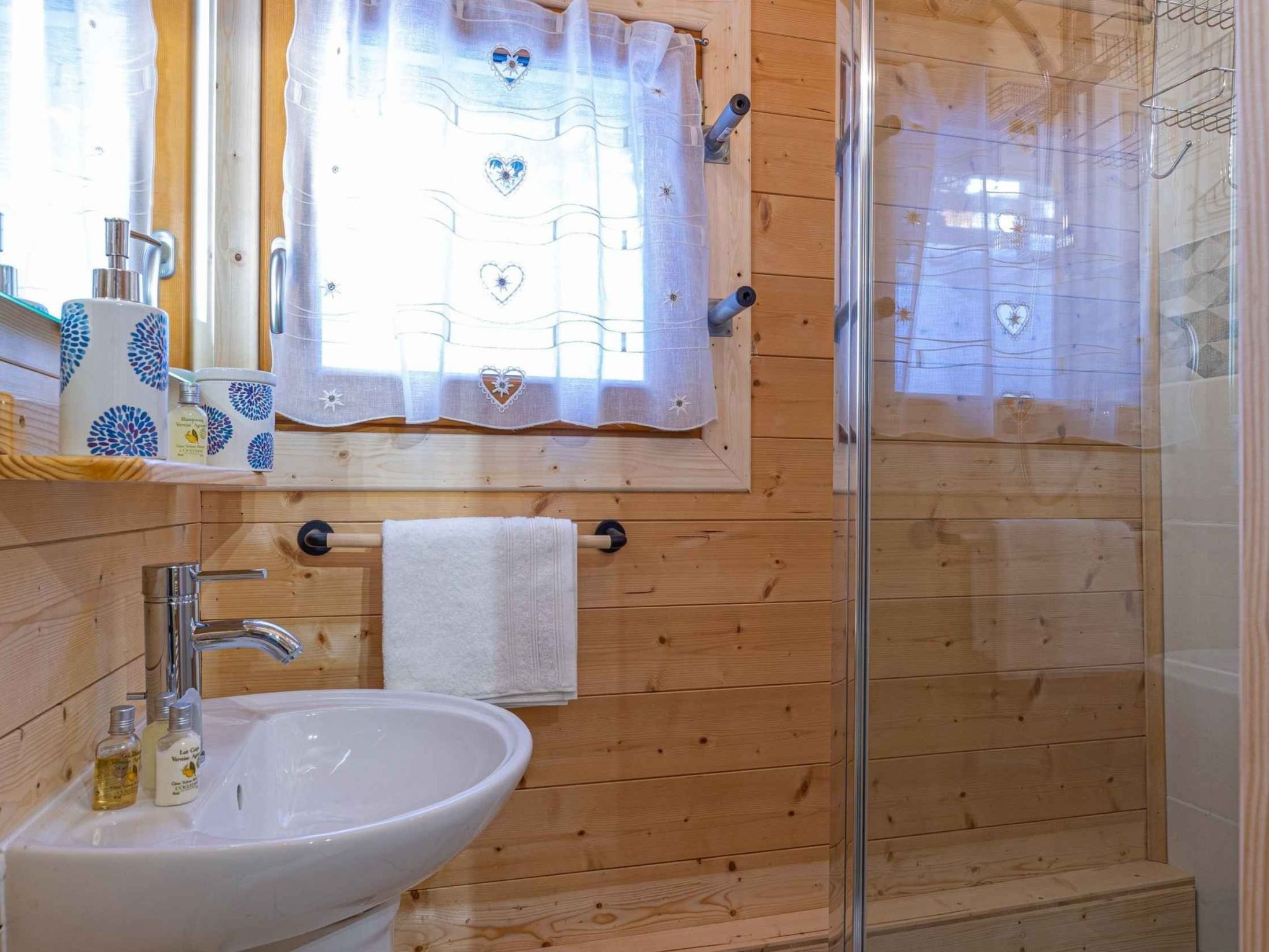 Erdgeschoss 110 m2 - 15 Personen - In der Nähe der Pisten-Dedans