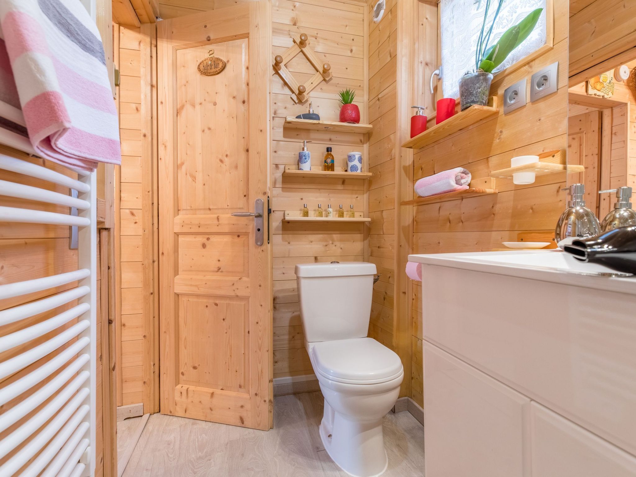 Erdgeschoss 110 m2 - 15 Personen - In der Nähe der Pisten-Dedans