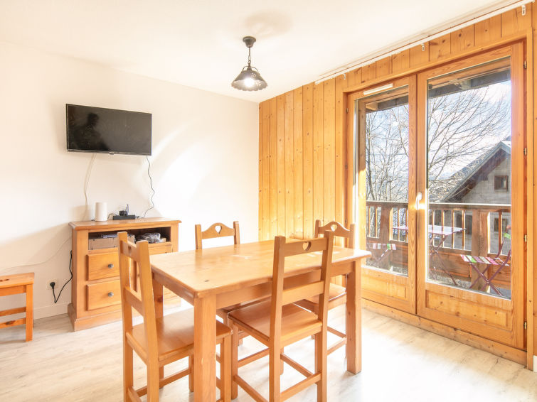 "Les Grizzlis", appartement 2-kamers 33 m2, op de begane grond. Het objekt is geschikt voor 4 volwassenen. Woonkamer met 1 divanbed, 1 uitschuifbaar bed en TV. 1 kamer met 1 2-pers bed. Open keuken (4..