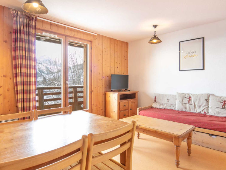 "Les Grizzlis", appartement 2-kamers 36 m2 op de 1e verdieping. Het objekt is geschikt voor 6 volwassenen. Woonkamer met 2 divanbedden en 1 x 1 stapelbedden, TV. 1 kamer met 1 2-pers bed. Open keuken ..