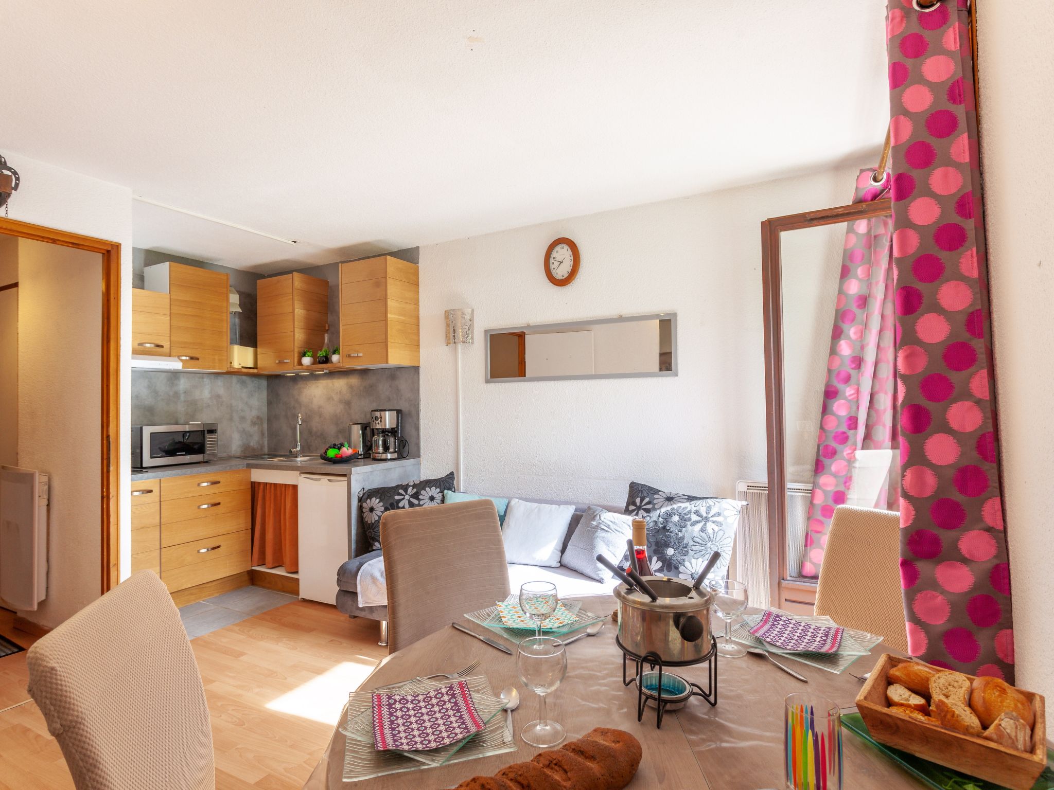Appartement 1-kamer 25 m2 op de 1e verdieping, op het zuiden gelegen. Mooi ingericht: hal met 1 x 2 stapelbedden (90 cm). Woon-/eetkamer met TV (Flatscreen TV). Cabine met 1 2-pers bed (140 cm). Kookh..
